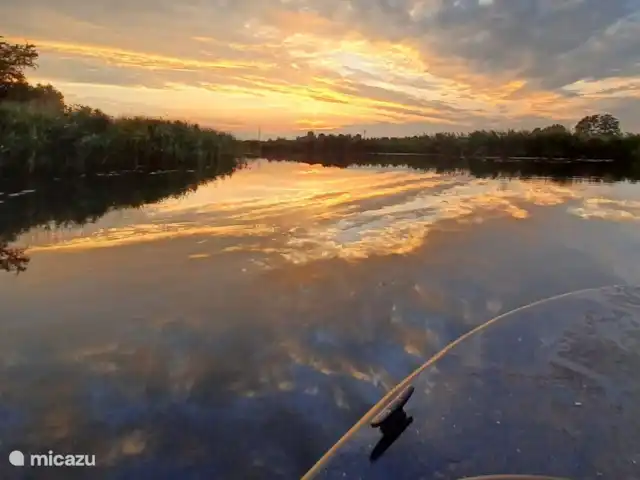 `t Bullekroffie Bonte Koe 1 huren in Nederland, Noord-Holland, Oudesluis - vakantiehuis Uitzicht vanaf de achtertuin en de vlonder bij zonsondergang