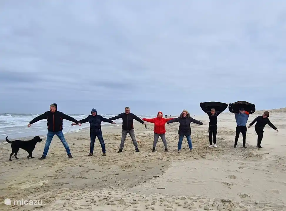 Wir sagen, egal wie das Wetter ist, es ist immer Strandwetter. Anschließend wärmen Sie sich in einem der Strandzelte auf.
