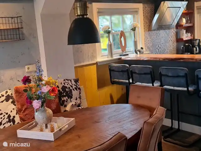 `t Bullekroffie Bonte Koe 1 huren in Nederland, Noord-Holland, Oudesluis - vakantiehuis Grote ovale eettafel om samen te genieten van gezelligheid met elkaar.