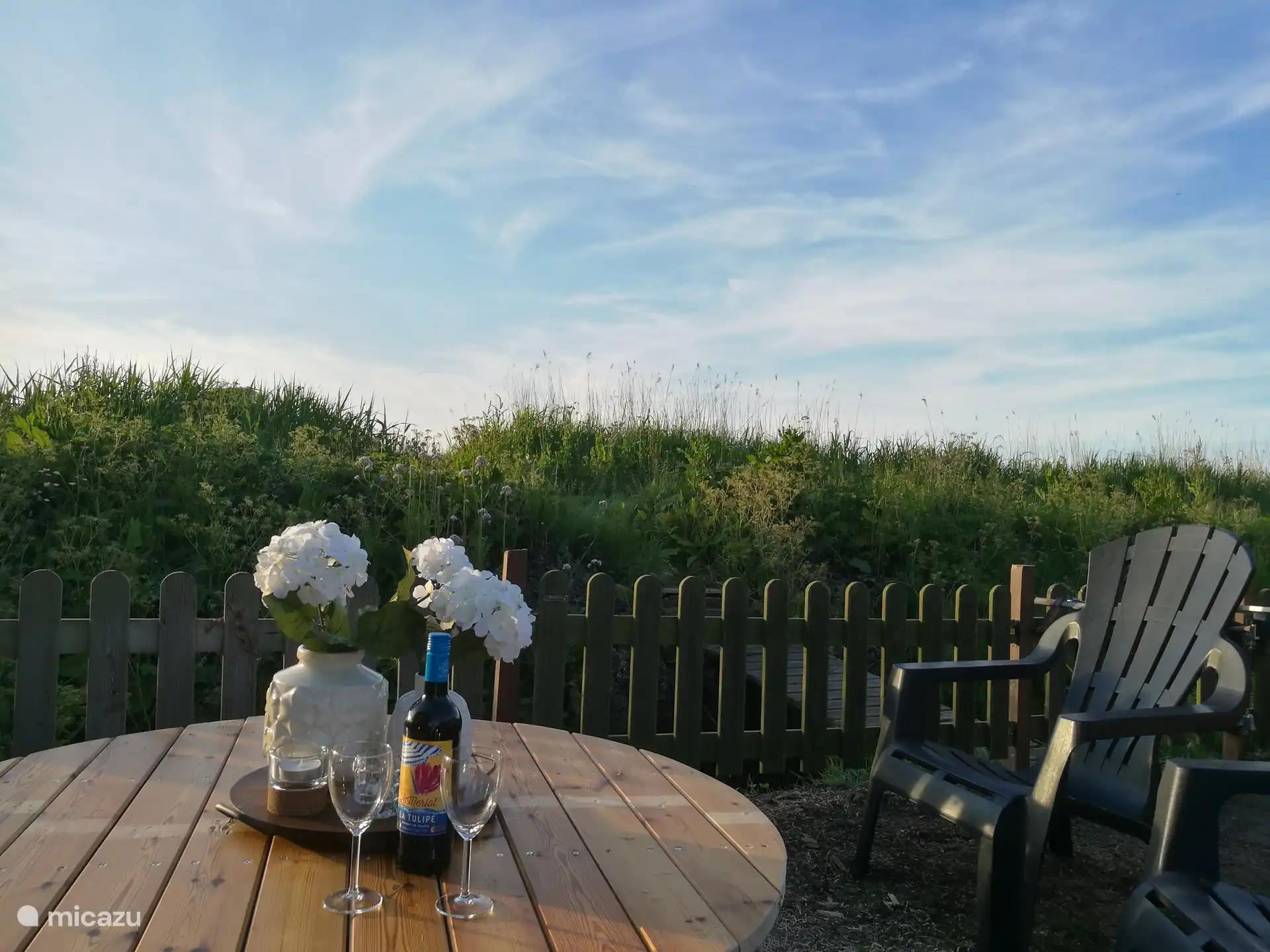 Verschiedene Sitzgelegenheiten im Garten, genießen Sie die Natur und die Aussicht.