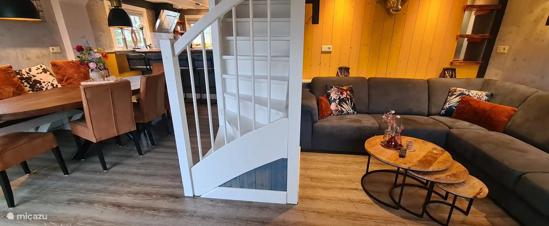 Der Loungebereich ist etwas vom Essbereich getrennt.
Wenn die Kinder fernsehen, können Sie trotzdem ruhig am Hochtisch sitzen oder umgekehrt.