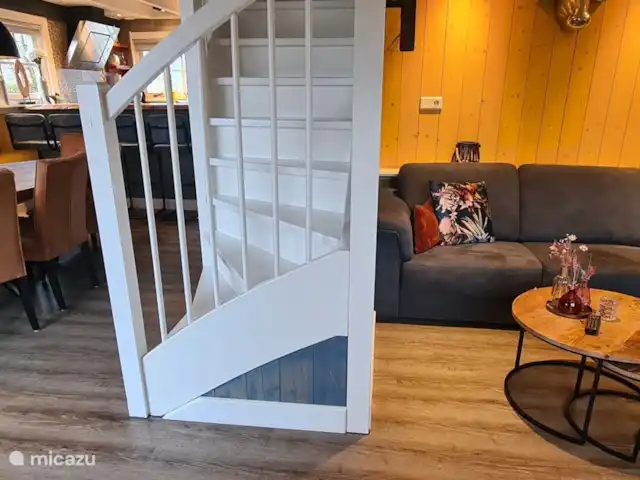 `t Bullekroffie Bonte Koe 1 huren in Nederland, Noord-Holland, Oudesluis - vakantiehuis Het loungegedeelte is enigzins afgescheiden van het eetgedeelte.
Als de kids lekker tv kijken zit je toch nog rustig aan de hoge tafel of omgekeerd.