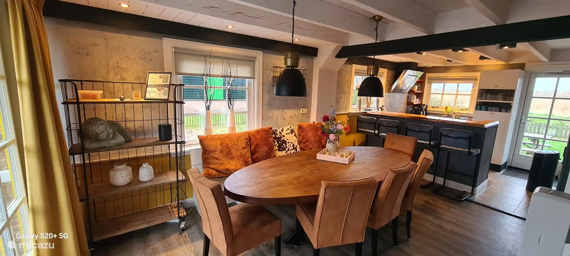 So schön, wenn man zusammen unterwegs ist, gibt es genug Platz, aber es ist trotzdem sehr stimmungsvoll. Wenn Sie mit der Familie, mit 2 Familien oder mehreren Paaren unterwegs sind, ist es auch komfortabel.