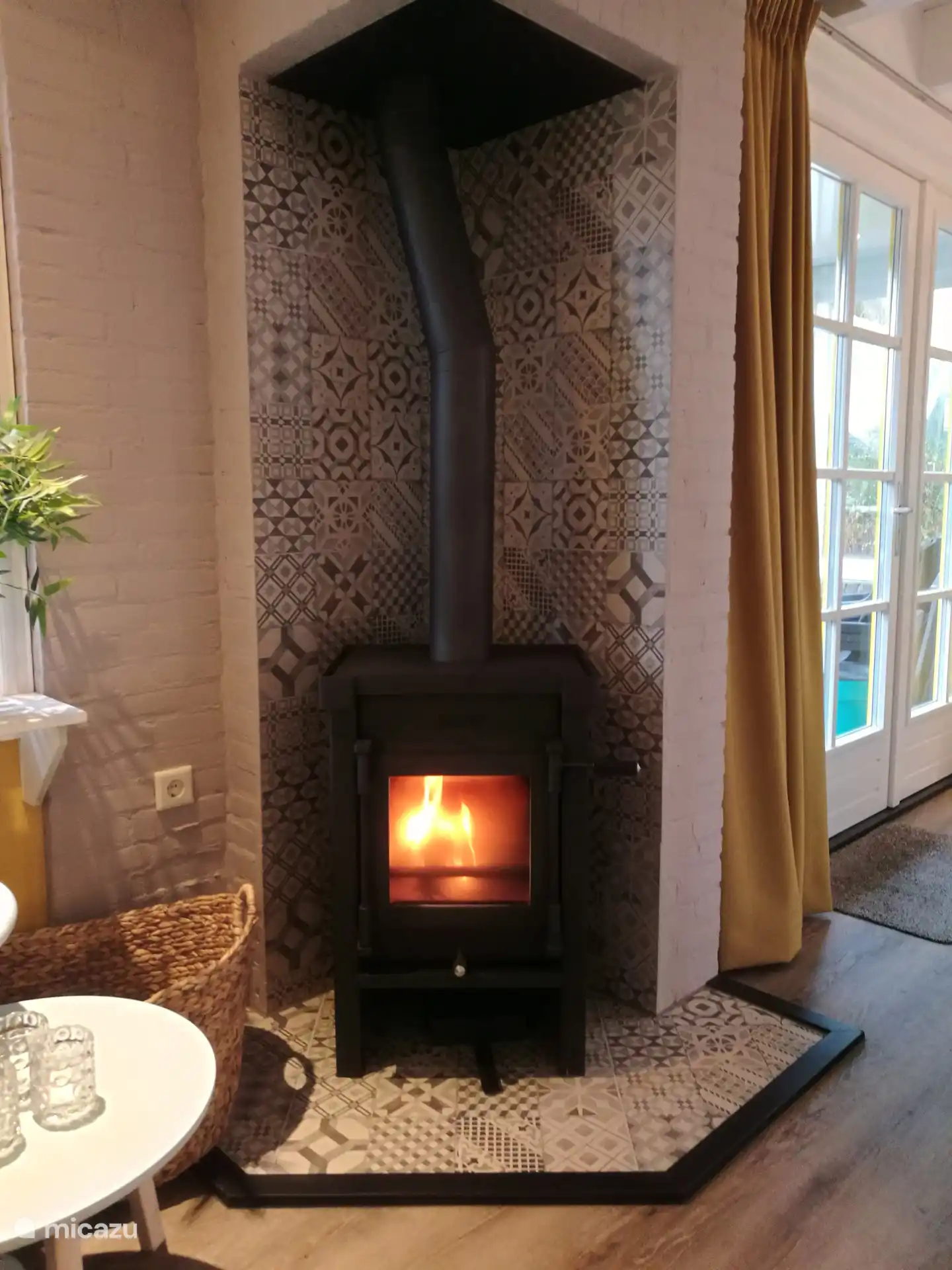 Holzofen für kühle Tage, aber auch für die Atmosphäre.