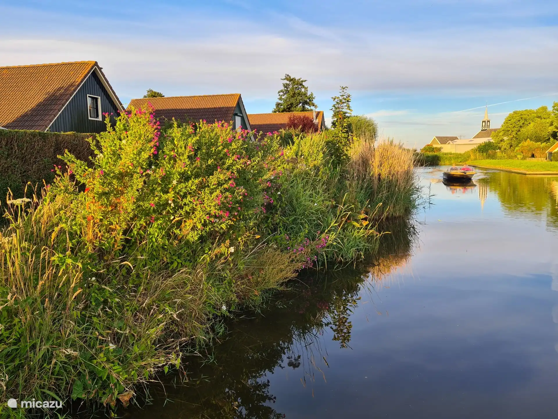 Das mittlere Haus ist Onze Annie 66.
Angeln Sie direkt am Haus, es gibt mehrere Angelplätze und ein Angelpass ist inklusive.