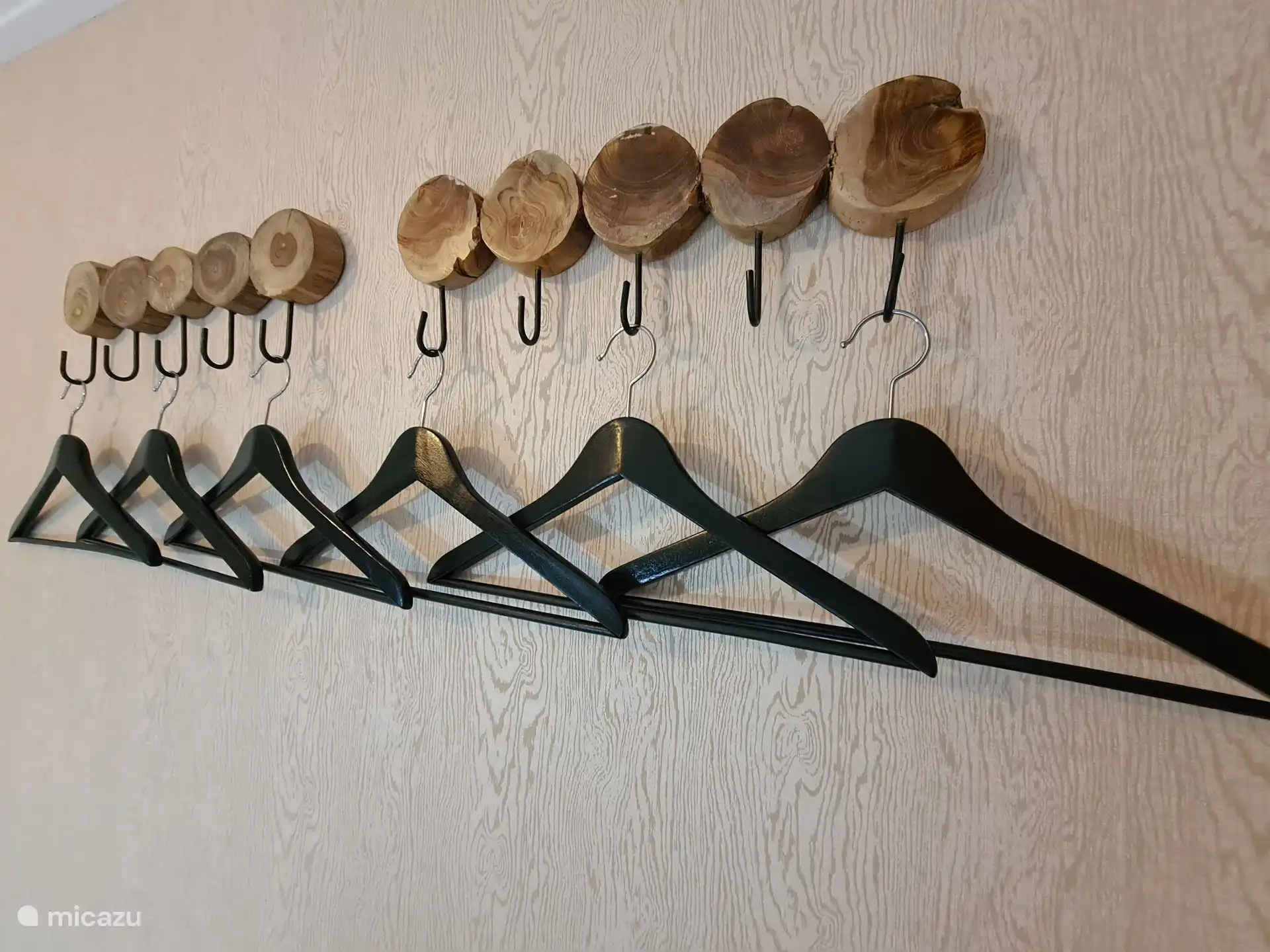 Genügend Haken zum Aufhängen Ihrer Kleidung.