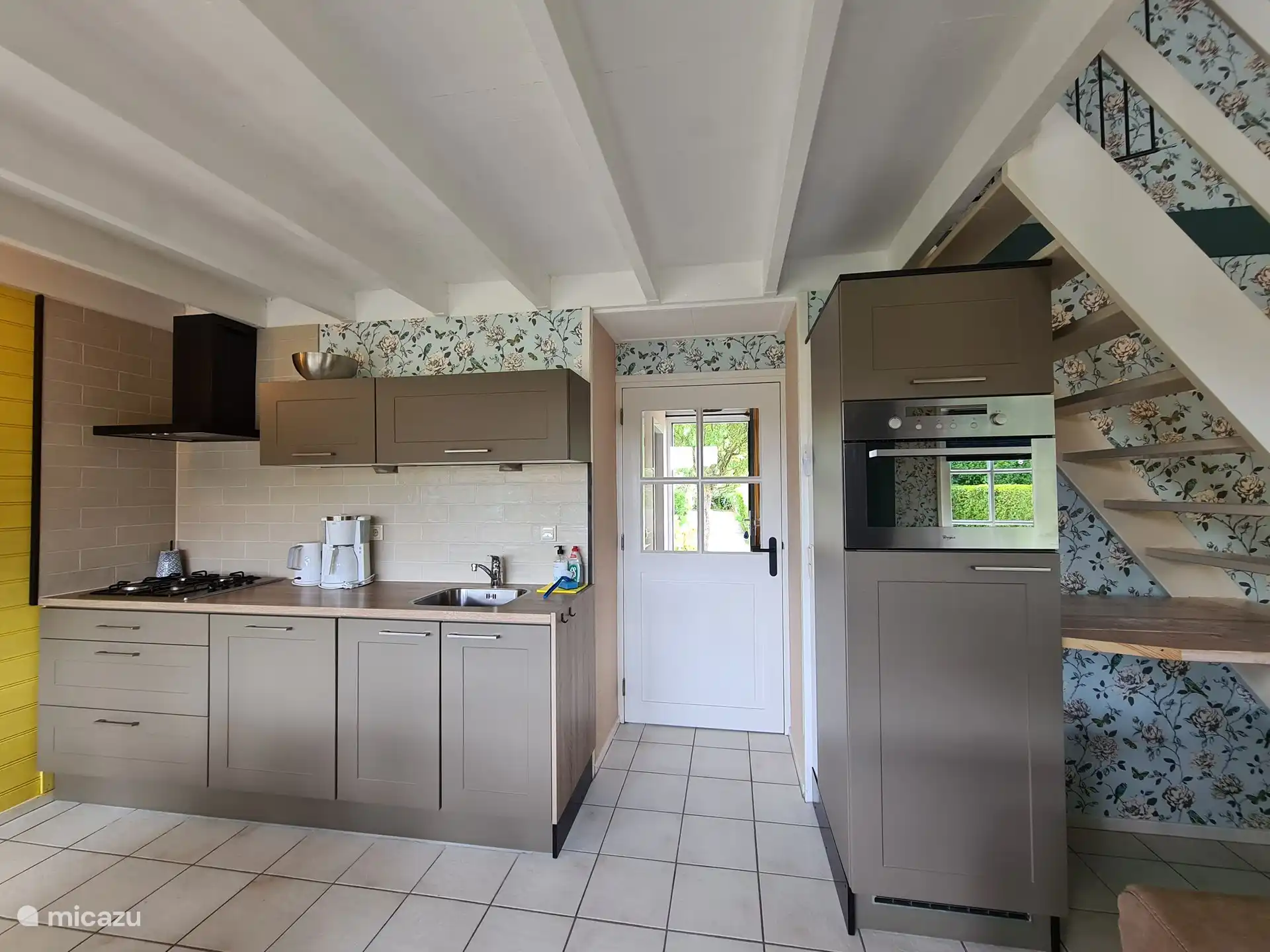 Feine Küche, ausgestattet mit Herd, Kombi-Mikrowelle, Geschirrspüler, Filterkaffeemaschine, Wasserkocher. Ein zusätzlicher Kühlschrank mit Gefrierfach im Schuppen.