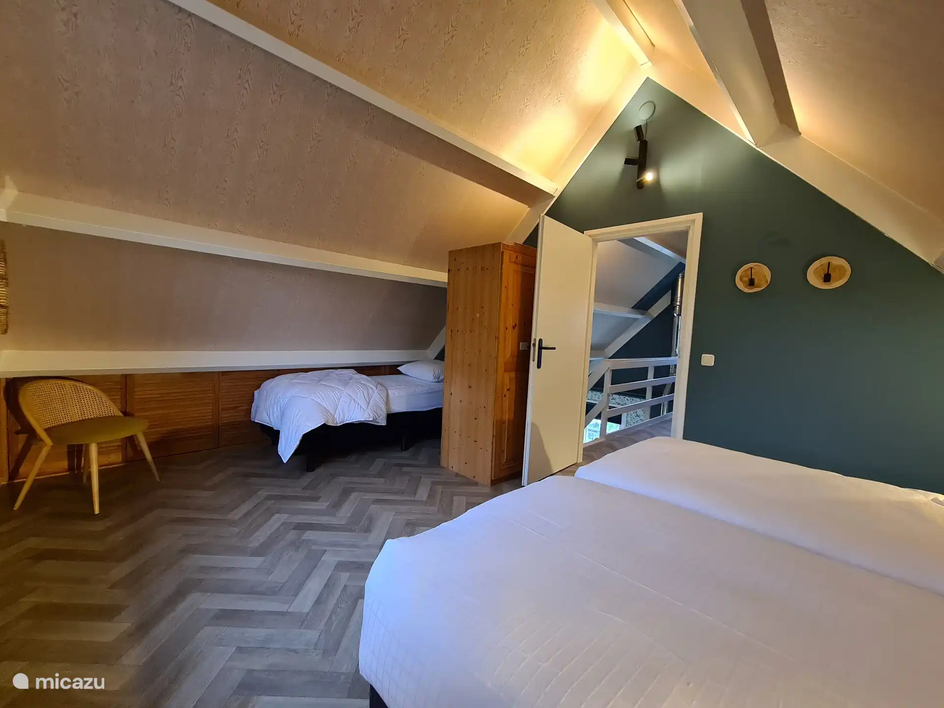 Das Schlafzimmer im Obergeschoss verfügt über 3 Betten.