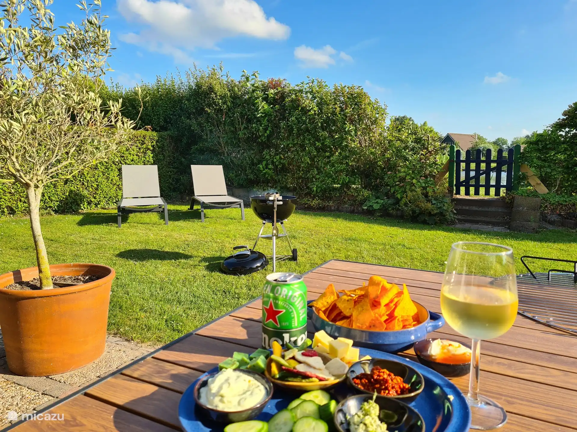 Faulenzen im Garten, Gartenmöbel und 1 Liege.