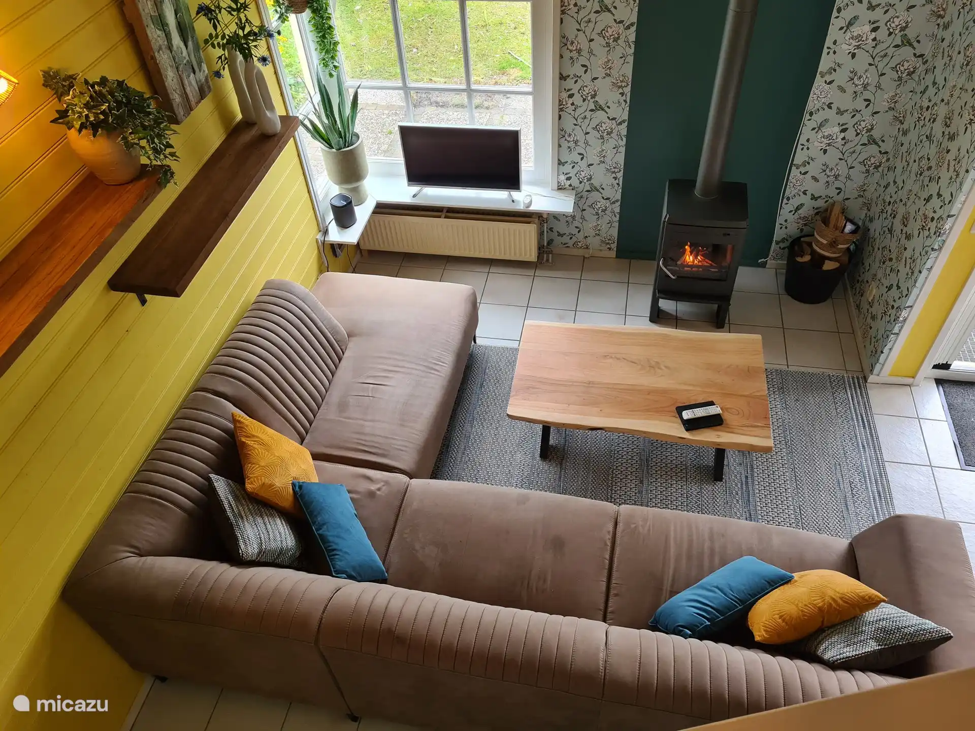 Schönes großes Loungesofa mit Holzofen. 1 Korb Holz ist im Lieferumfang enthalten. Für 7,50 € können Sie den Holzkorb bei uns befüllen.