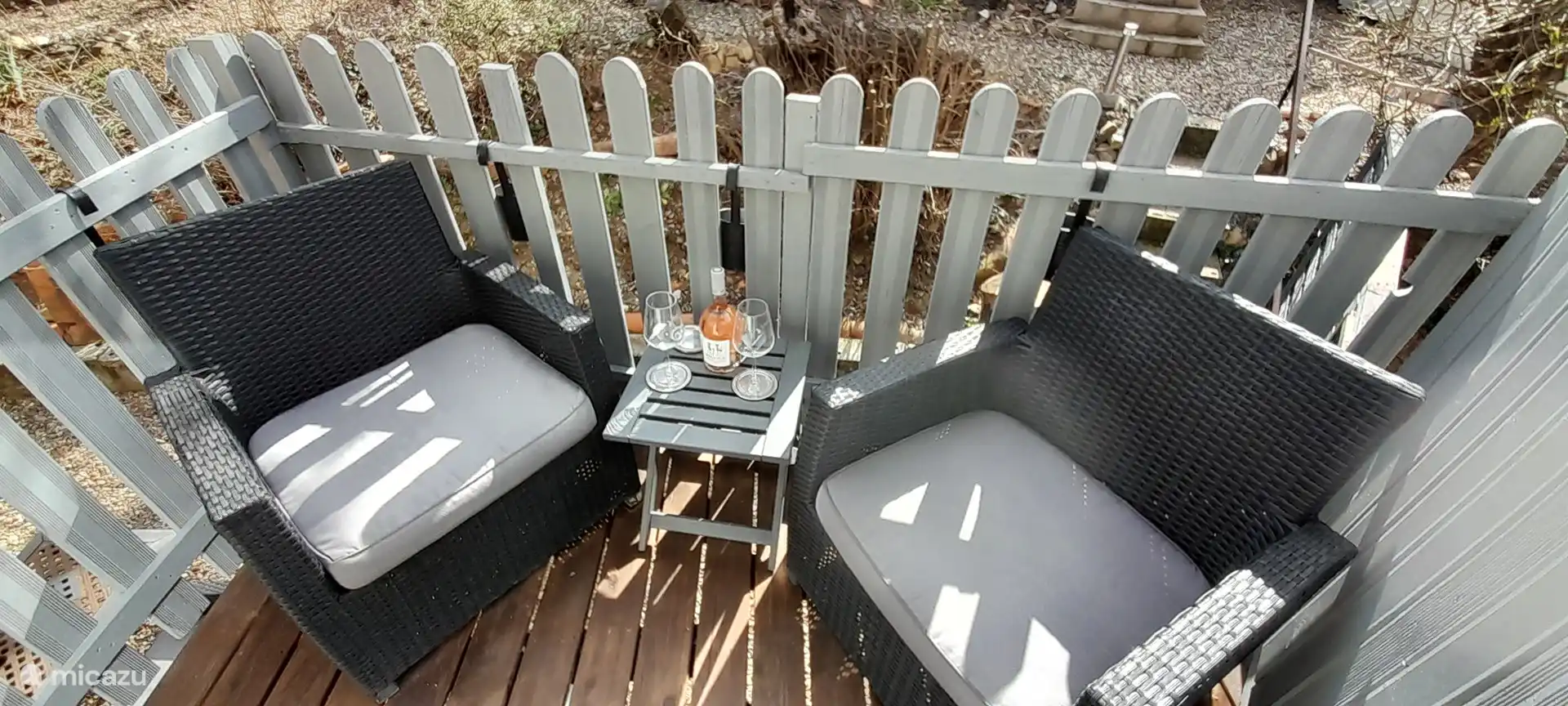 Entspannen Sie sich in der Sonne bei einem Glas Wein