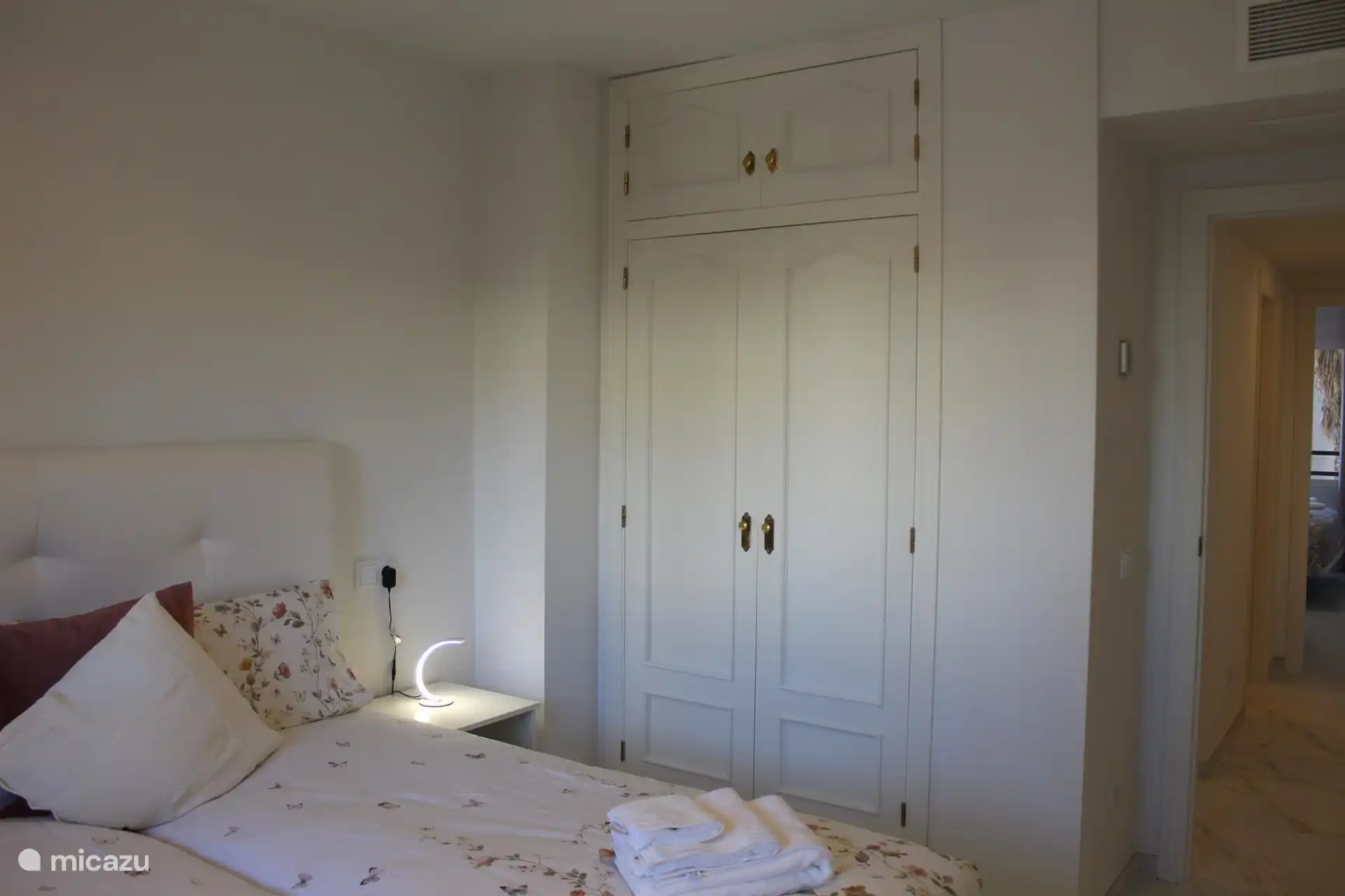 Schlafzimmer mit Doppelbett