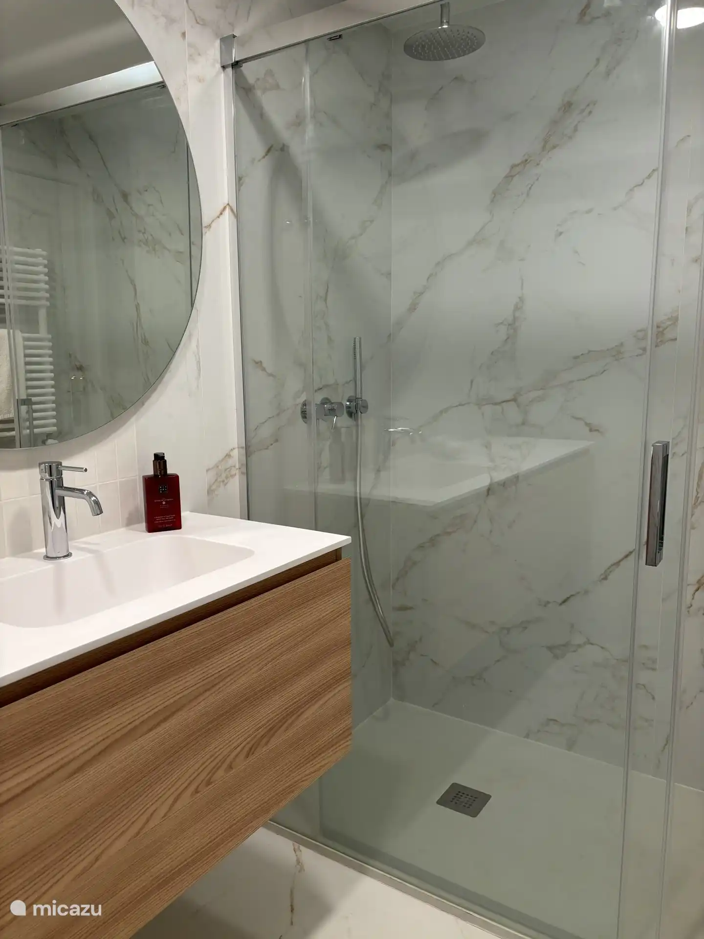 Badezimmer mit Dusche