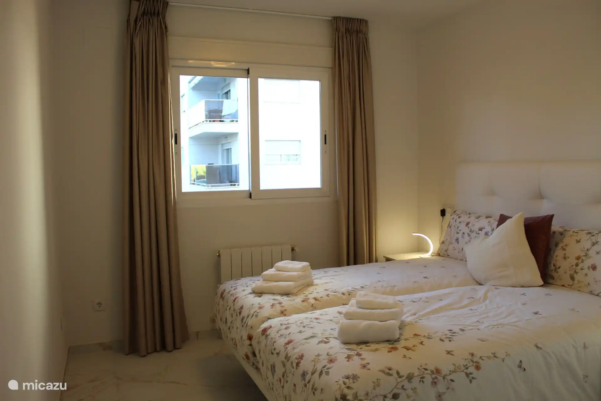 Schlafzimmer mit Doppelbett