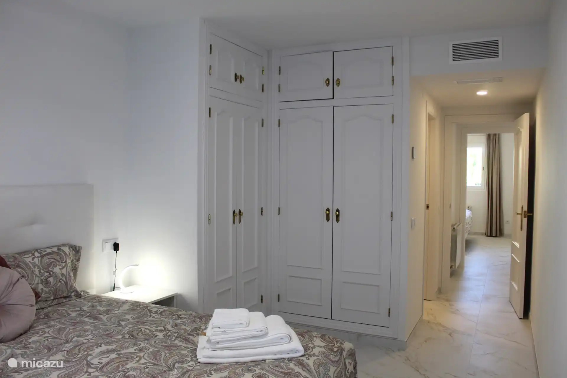 Schlafzimmer mit Doppelbett