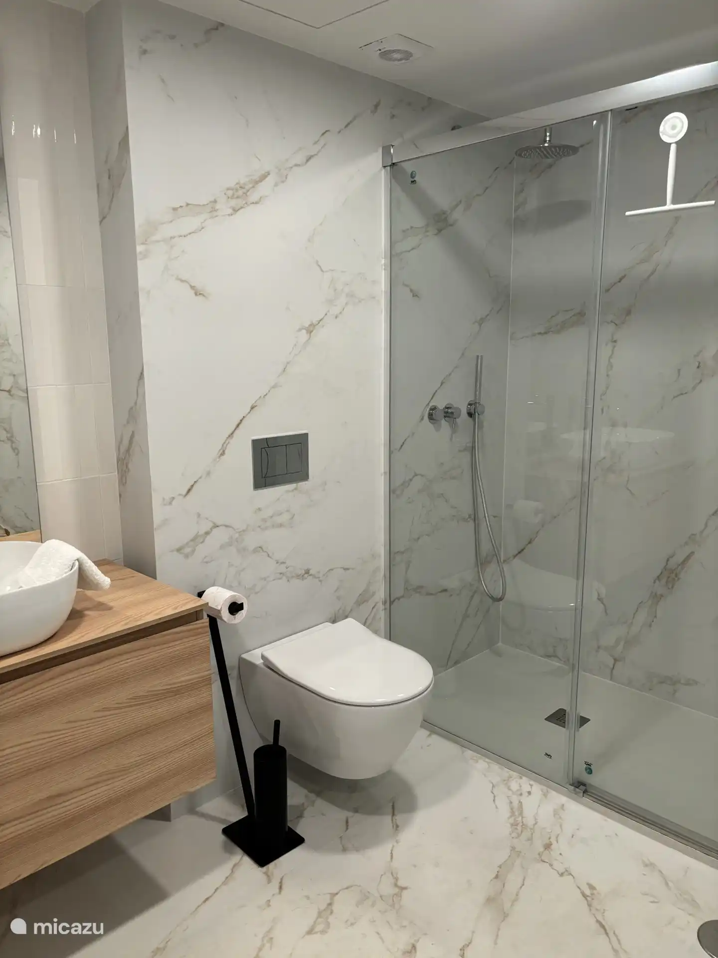 Badezimmer mit Dusche