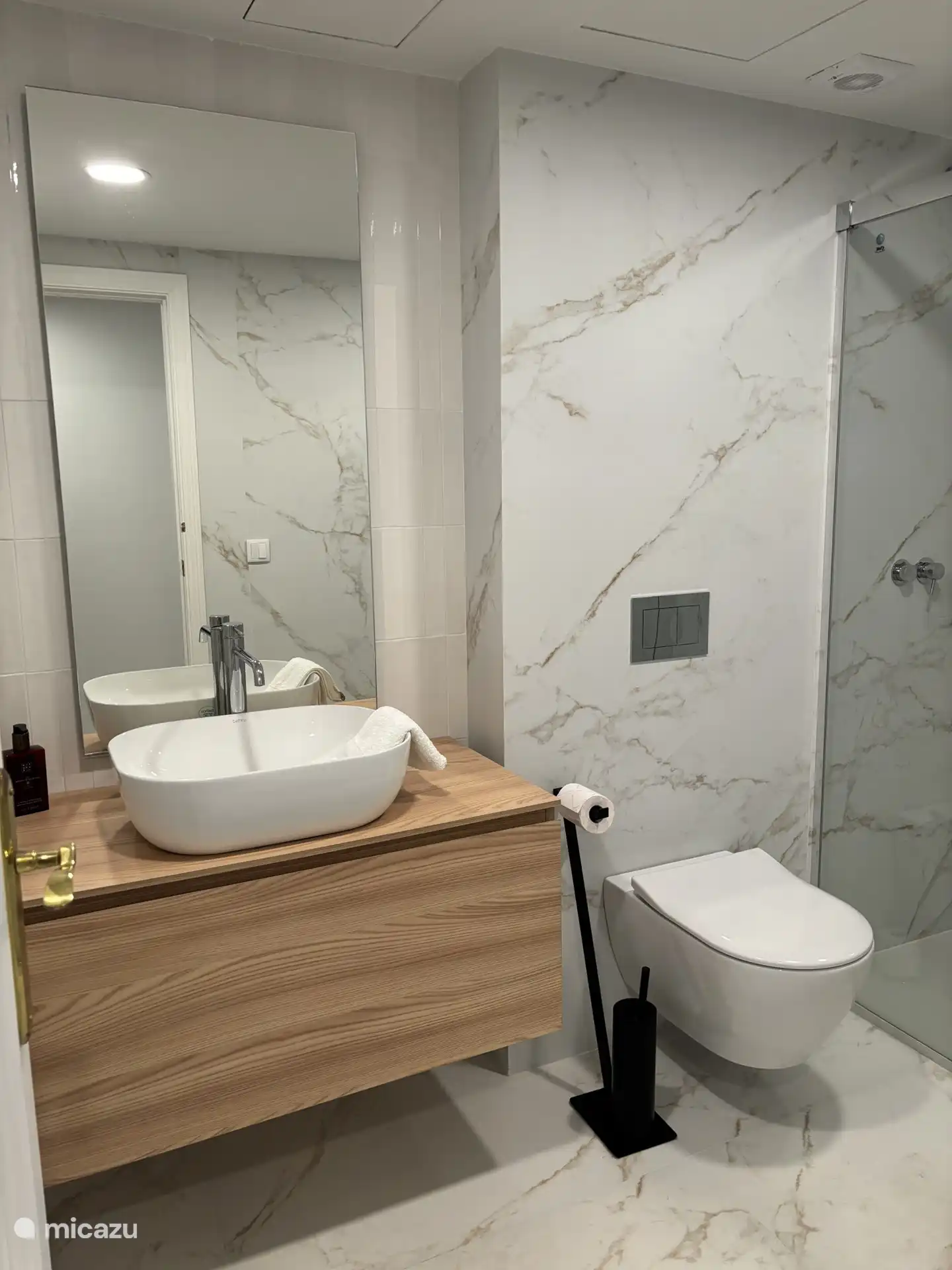 Badezimmer mit Dusche