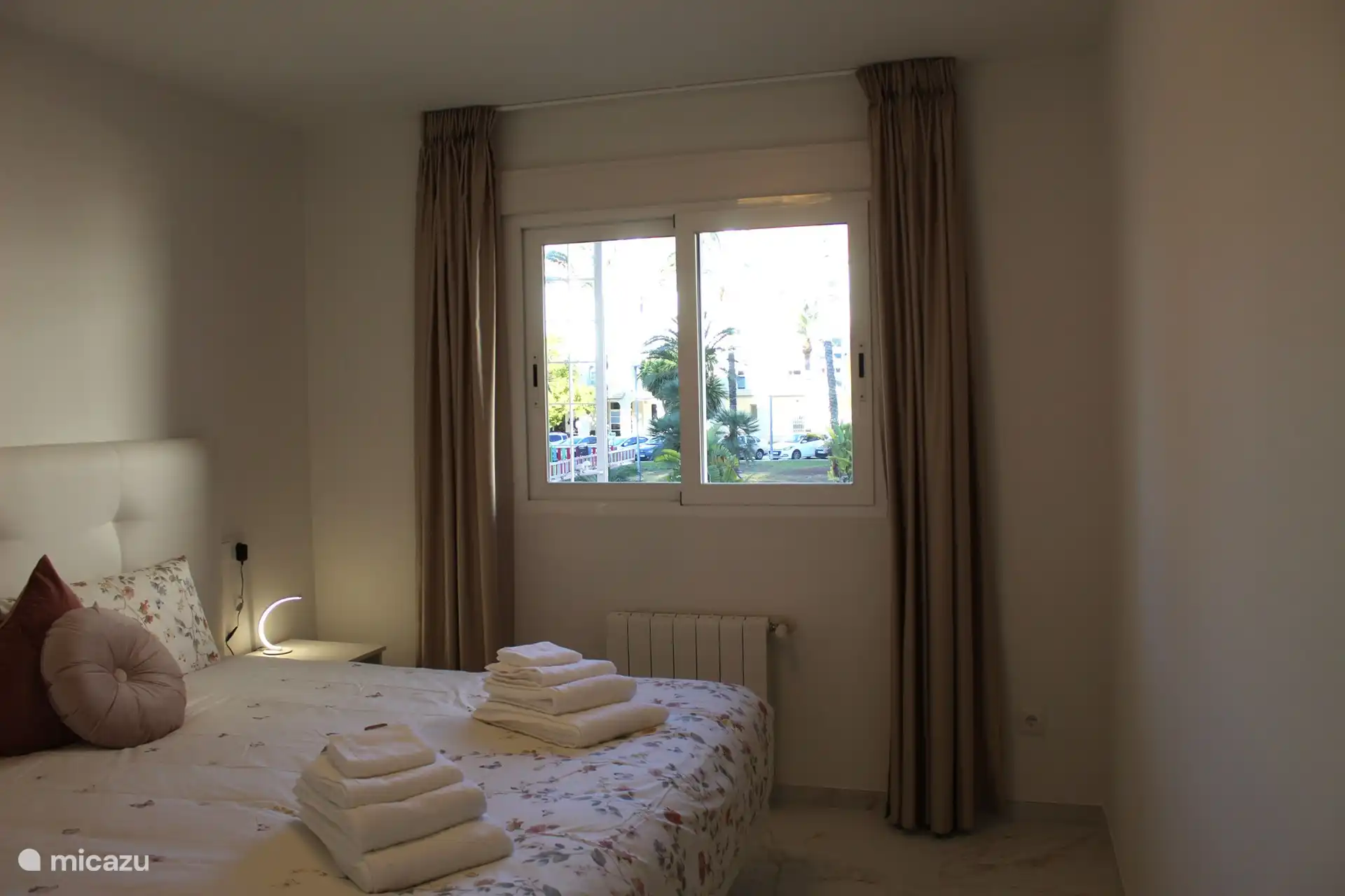 Schlafzimmer mit Doppelbett