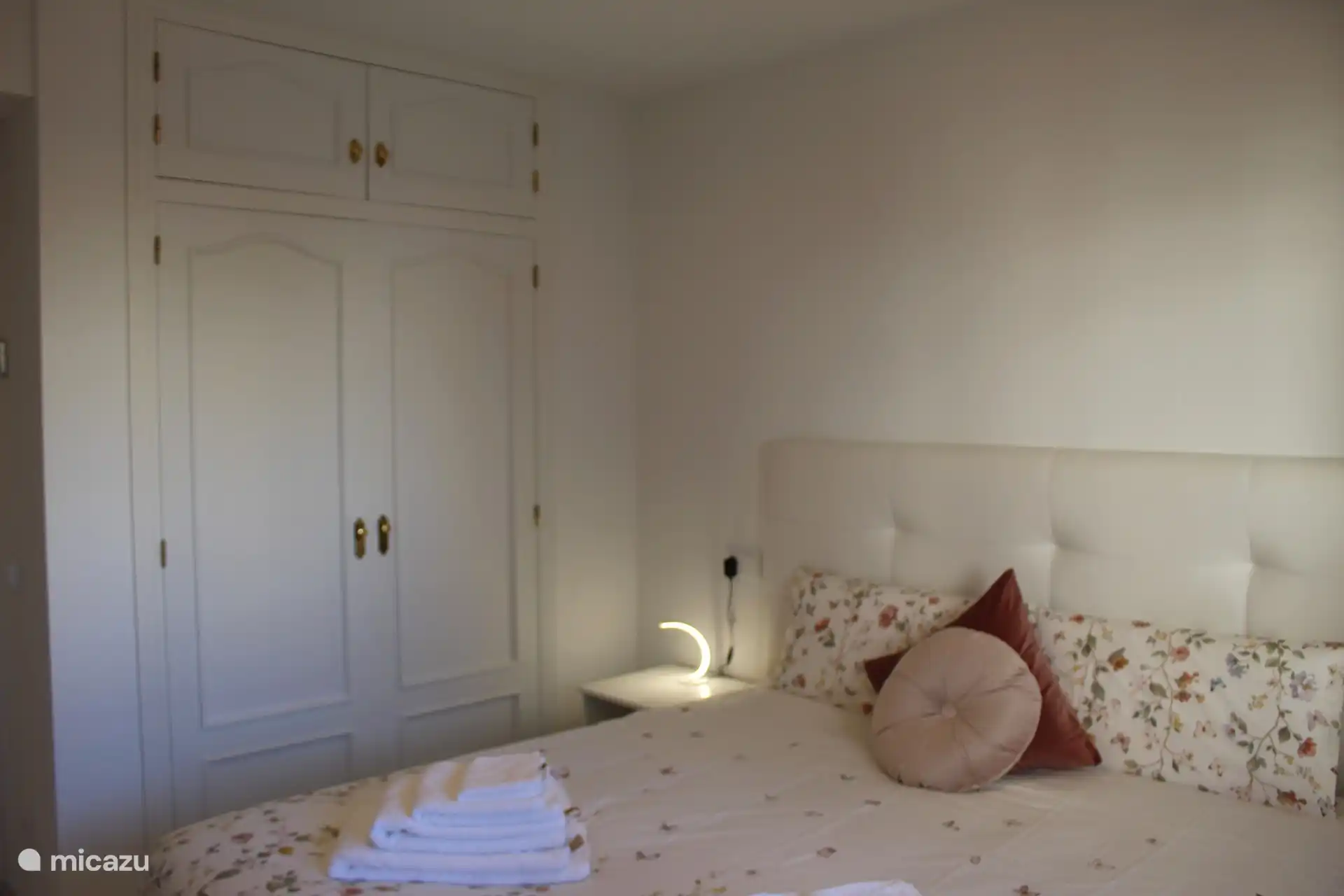 Schlafzimmer mit Doppelbett