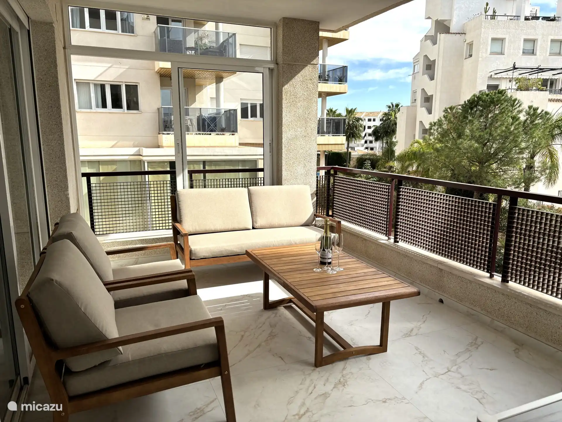 Geräumige Terrasse mit Aussicht