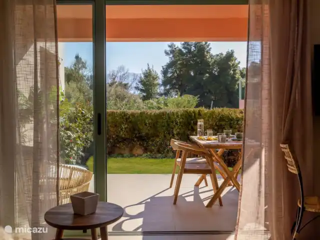 Nid Ionien  | Grèce, Grèce centrale, Pogonia - studio Zone assise