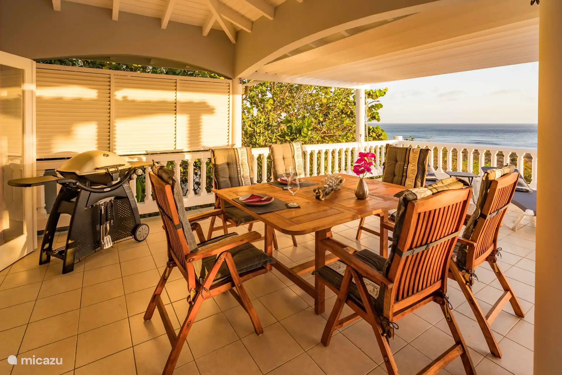 großer Esstisch, Weber-Gasgrill