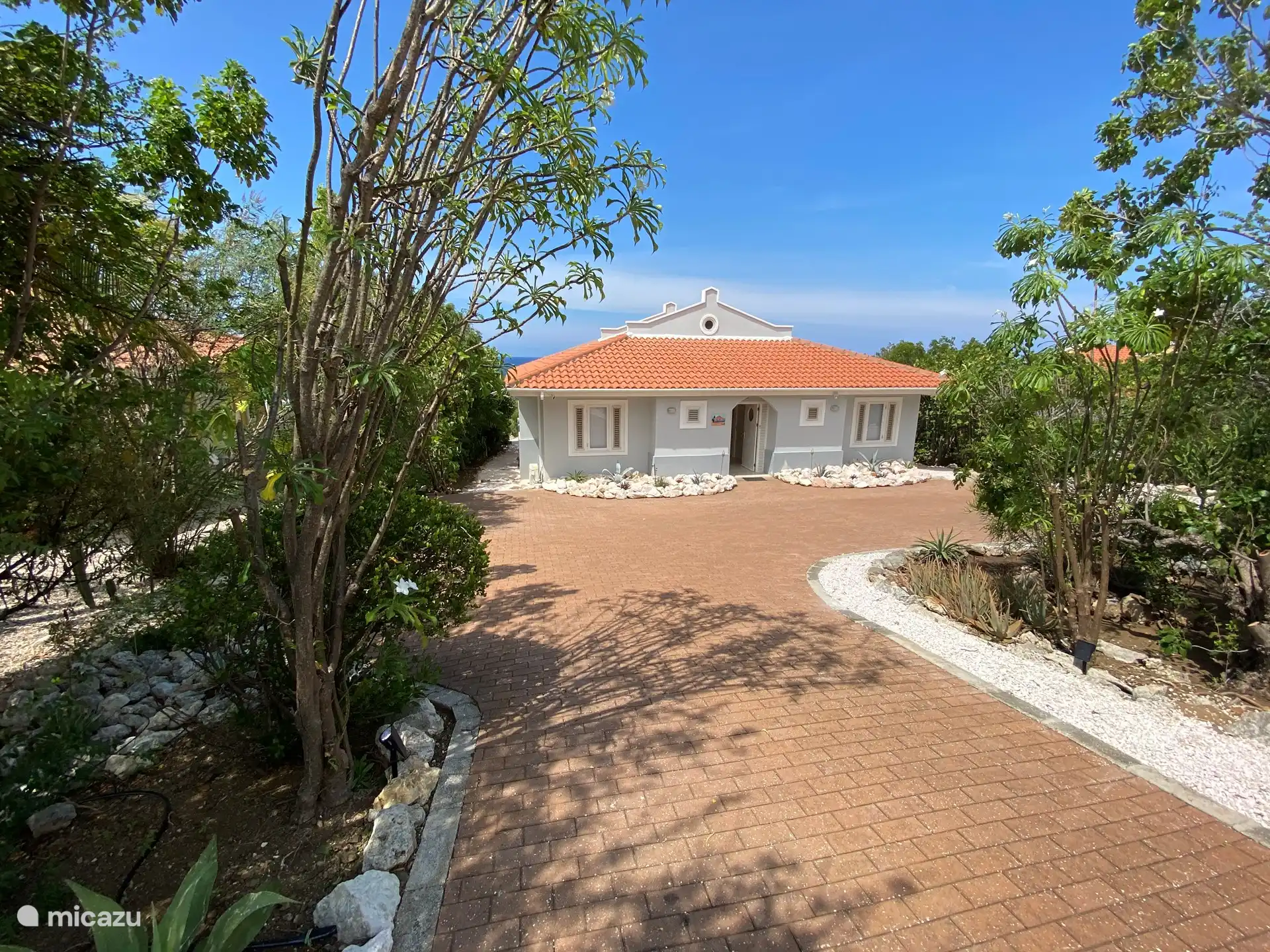 persönliche Einfahrt mit ausreichend Parkplätzen