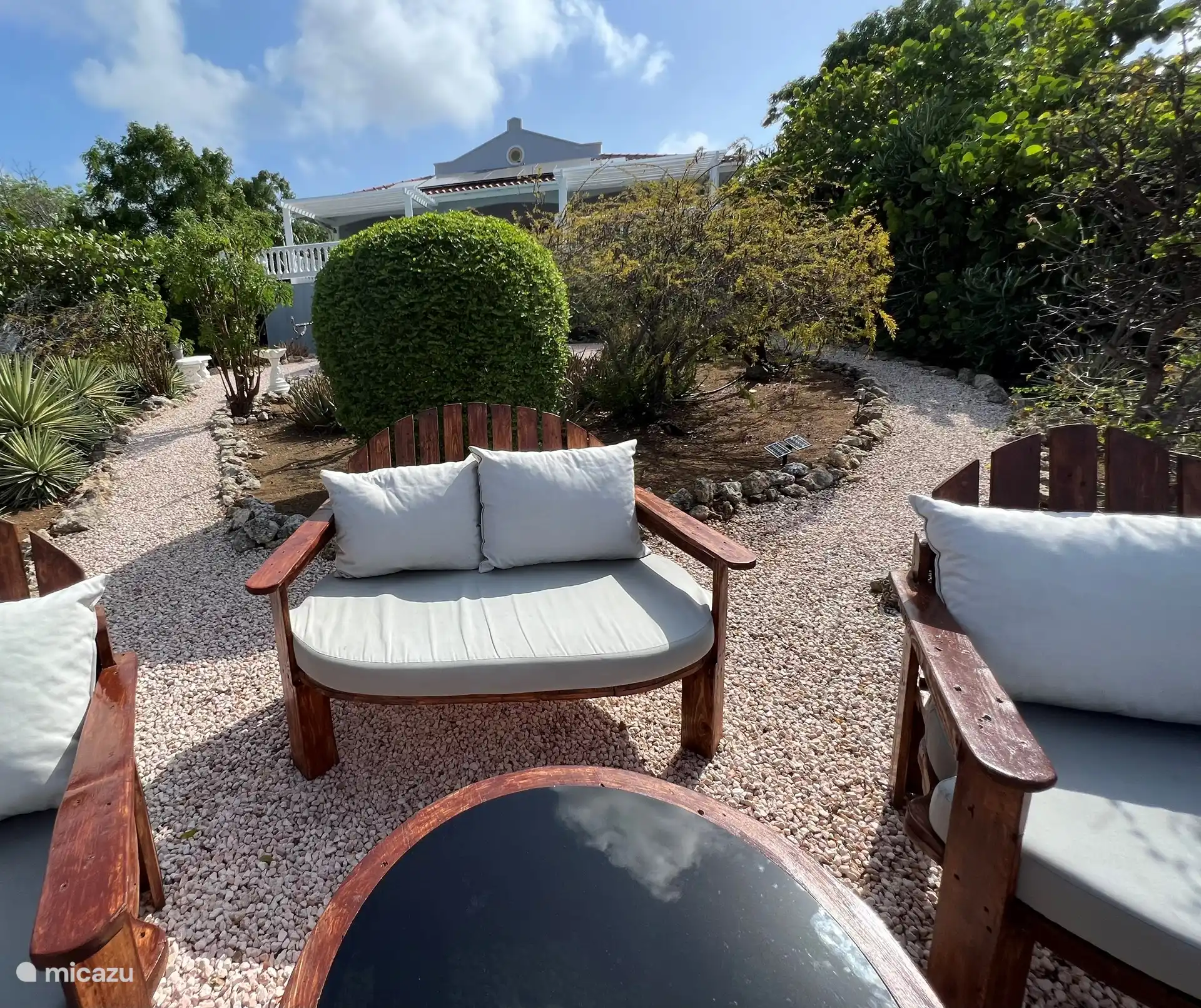 Garten mit romantischer Beleuchtung