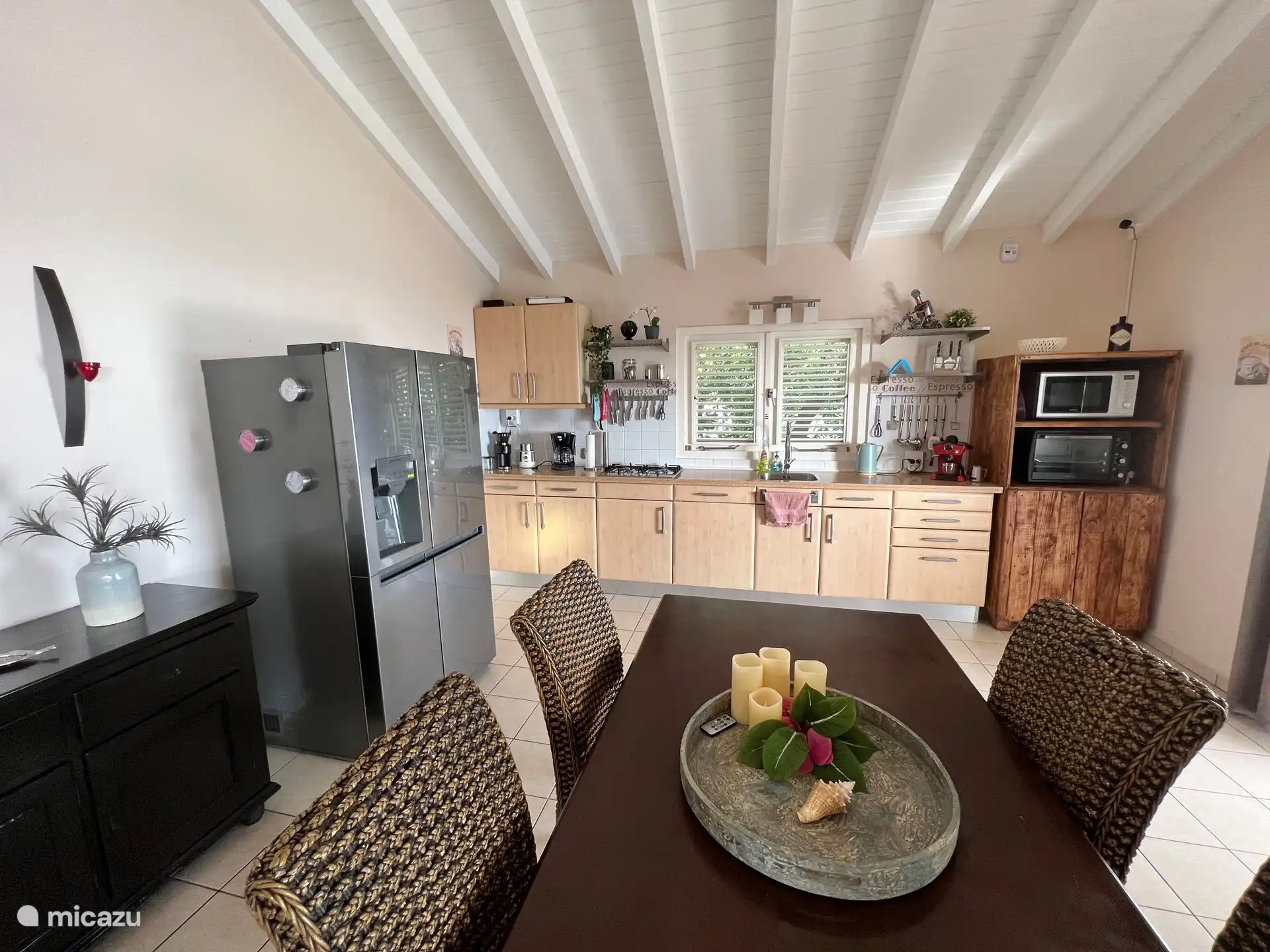 Küche mit Kühl-Gefrierkombination, Spülmaschine, Mikrowelle, Backofen, Keramik-Kochfeld, Espresso-Maschine und vieles mehr