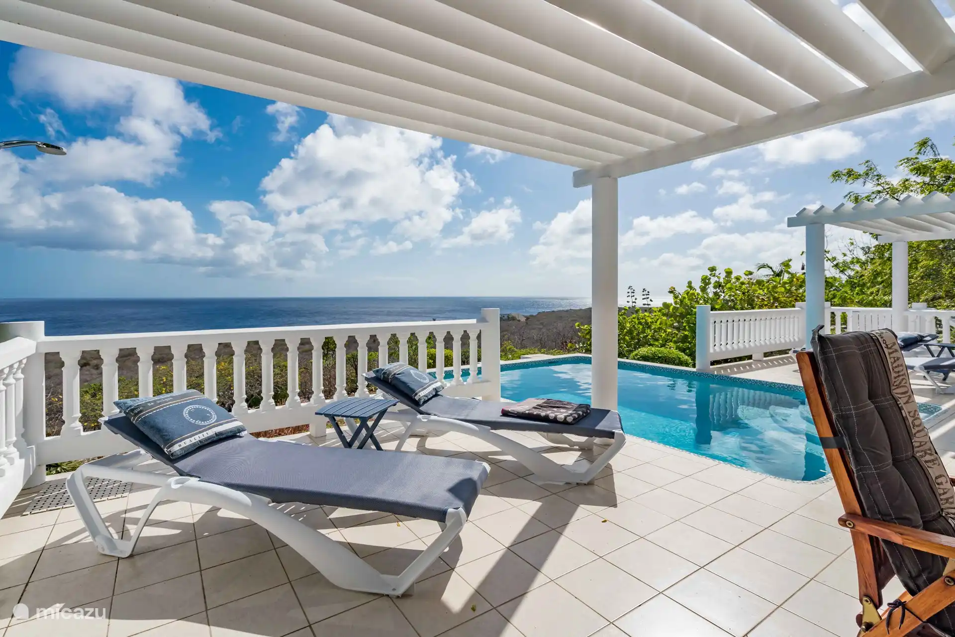 4 Sonnenliegen zum relaxen