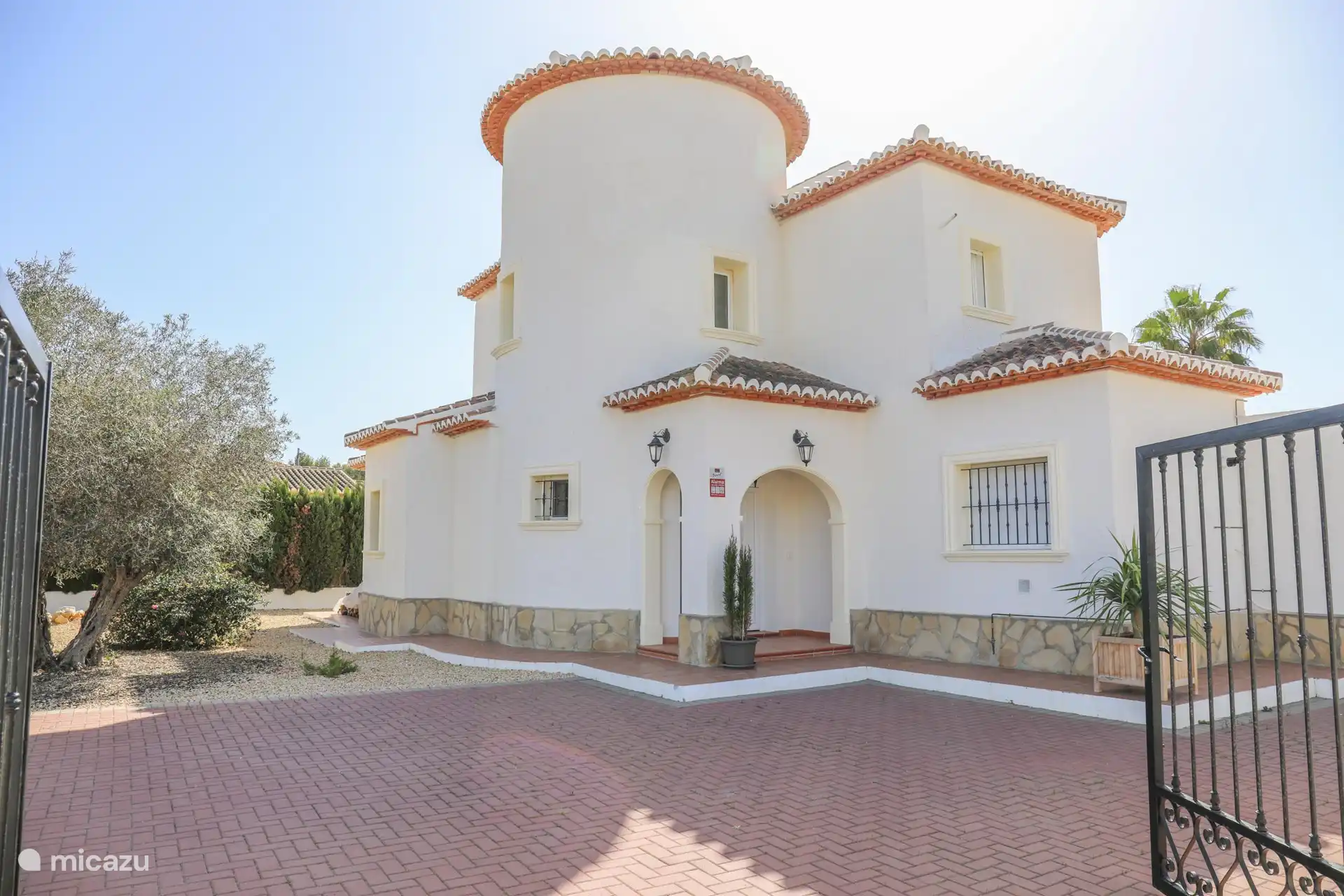  Tor mit Platz für 3 Autos.