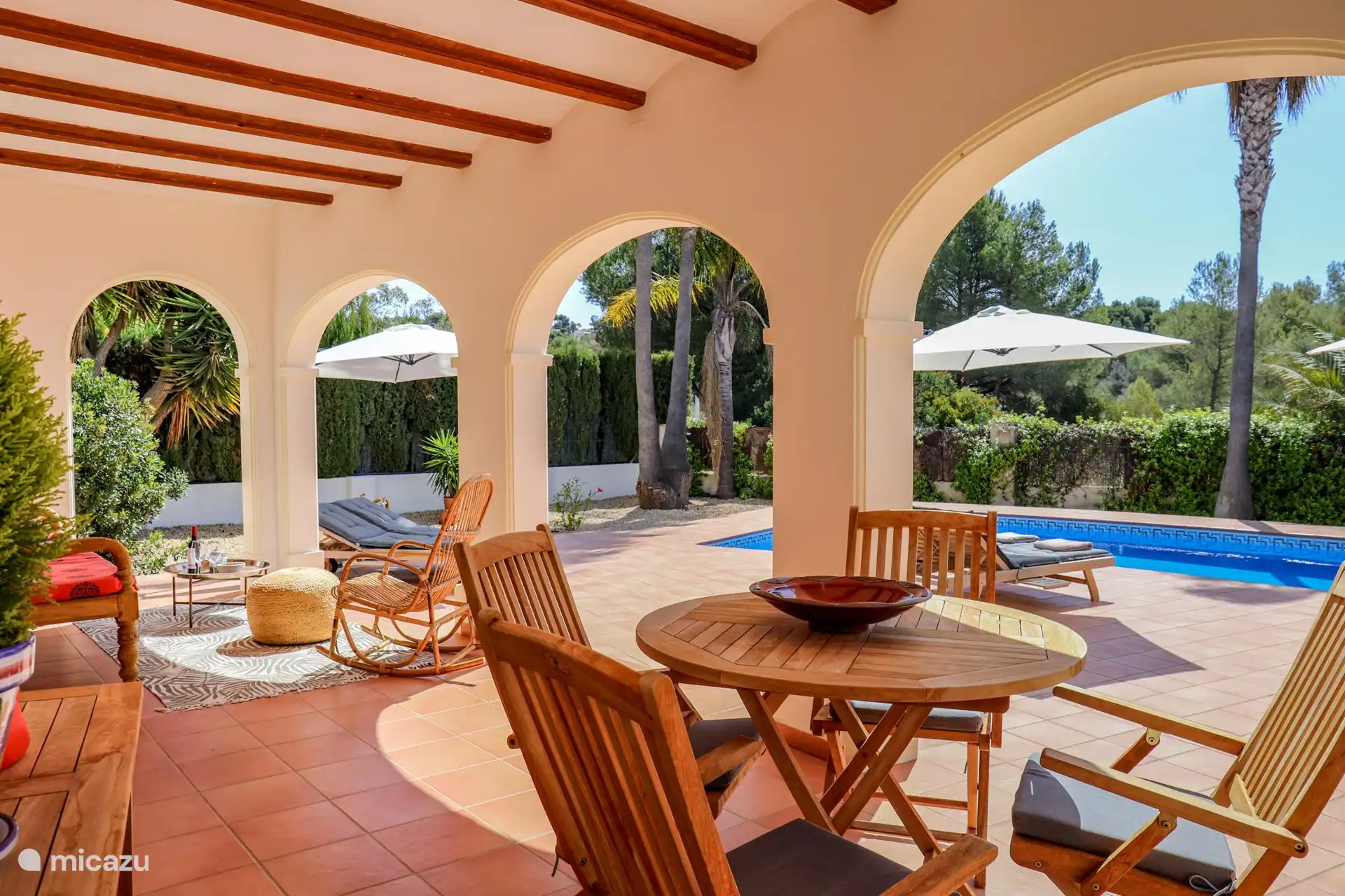 Gemütliche Sitzecke unter der Naya.