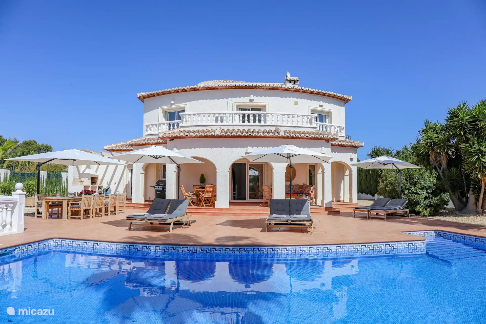 Schöner privater Pool.