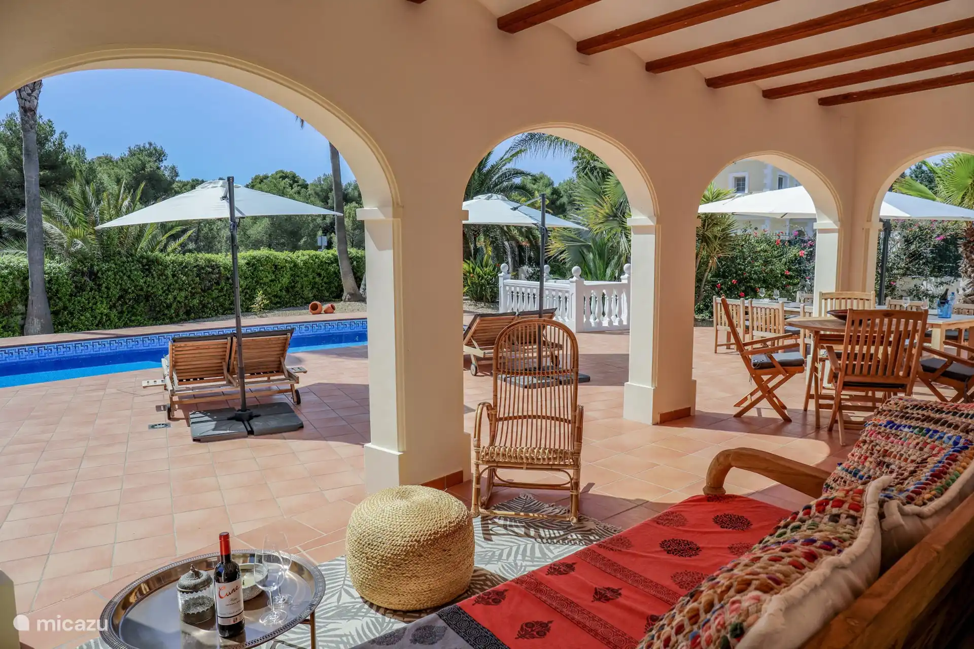 Mehrere Sitzbereiche unter der Naya im spanischen Stil.