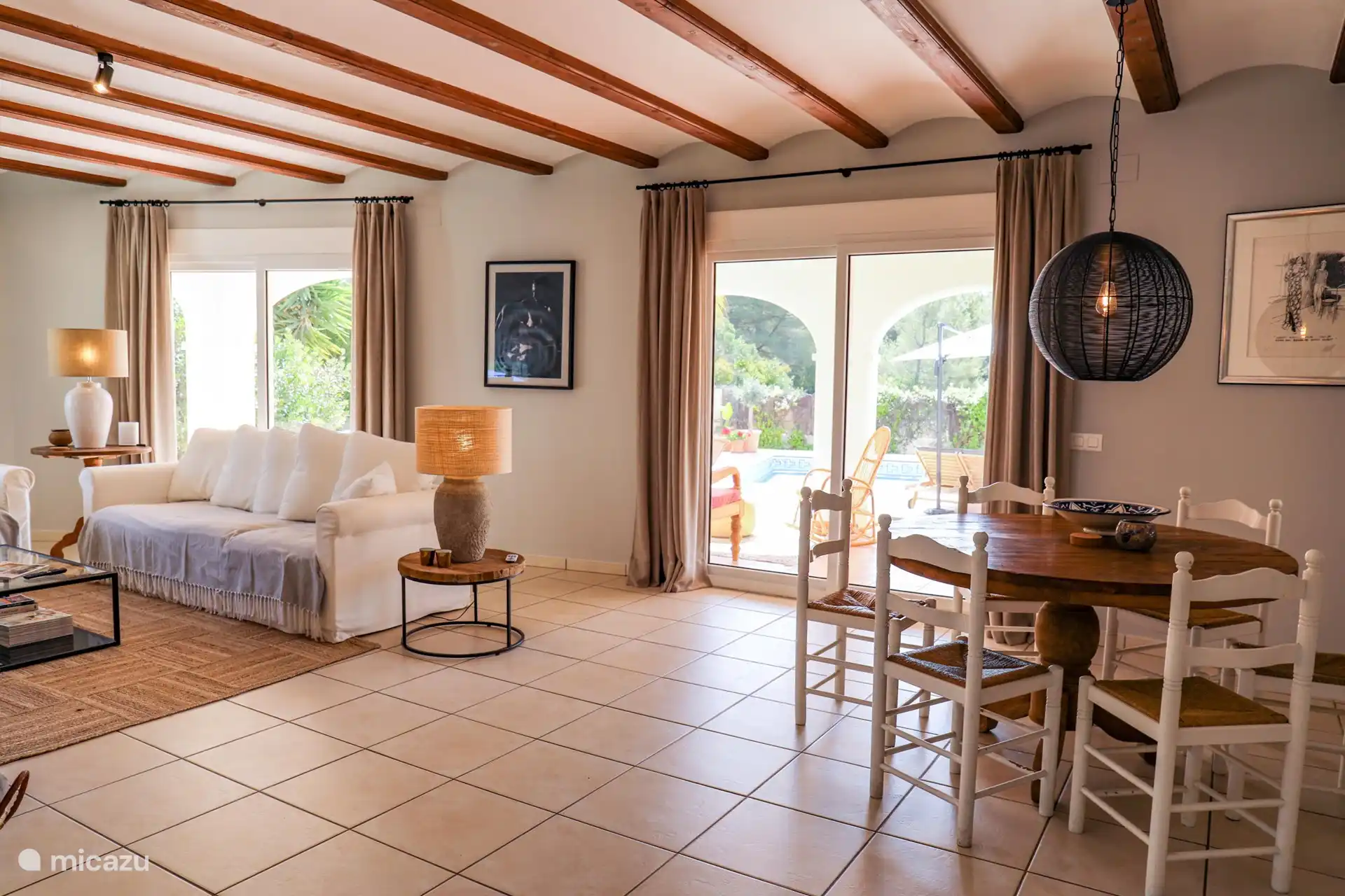 Geräumiges Wohnzimmer.