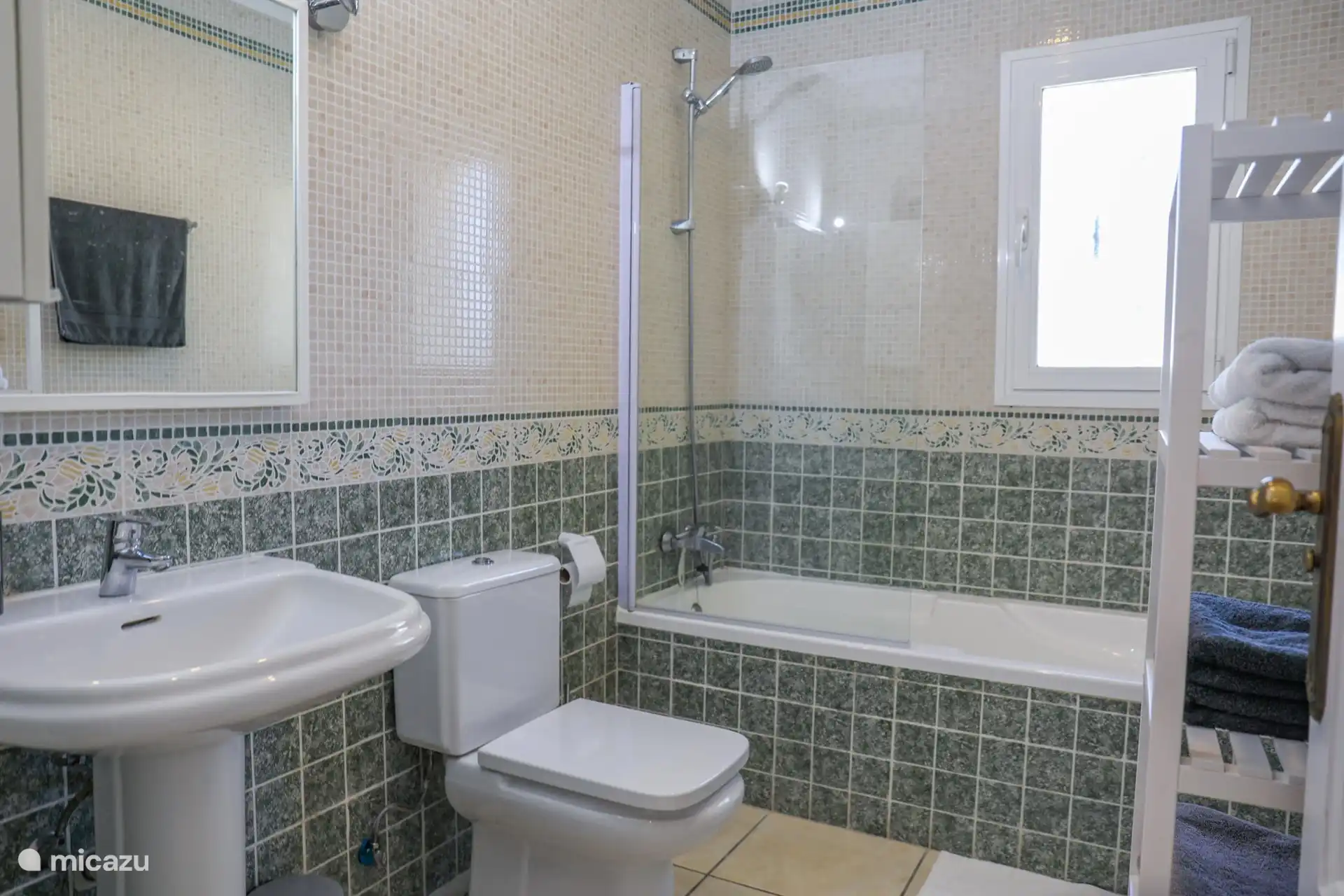 Badezimmer 1 mit Badewanne und Dusche