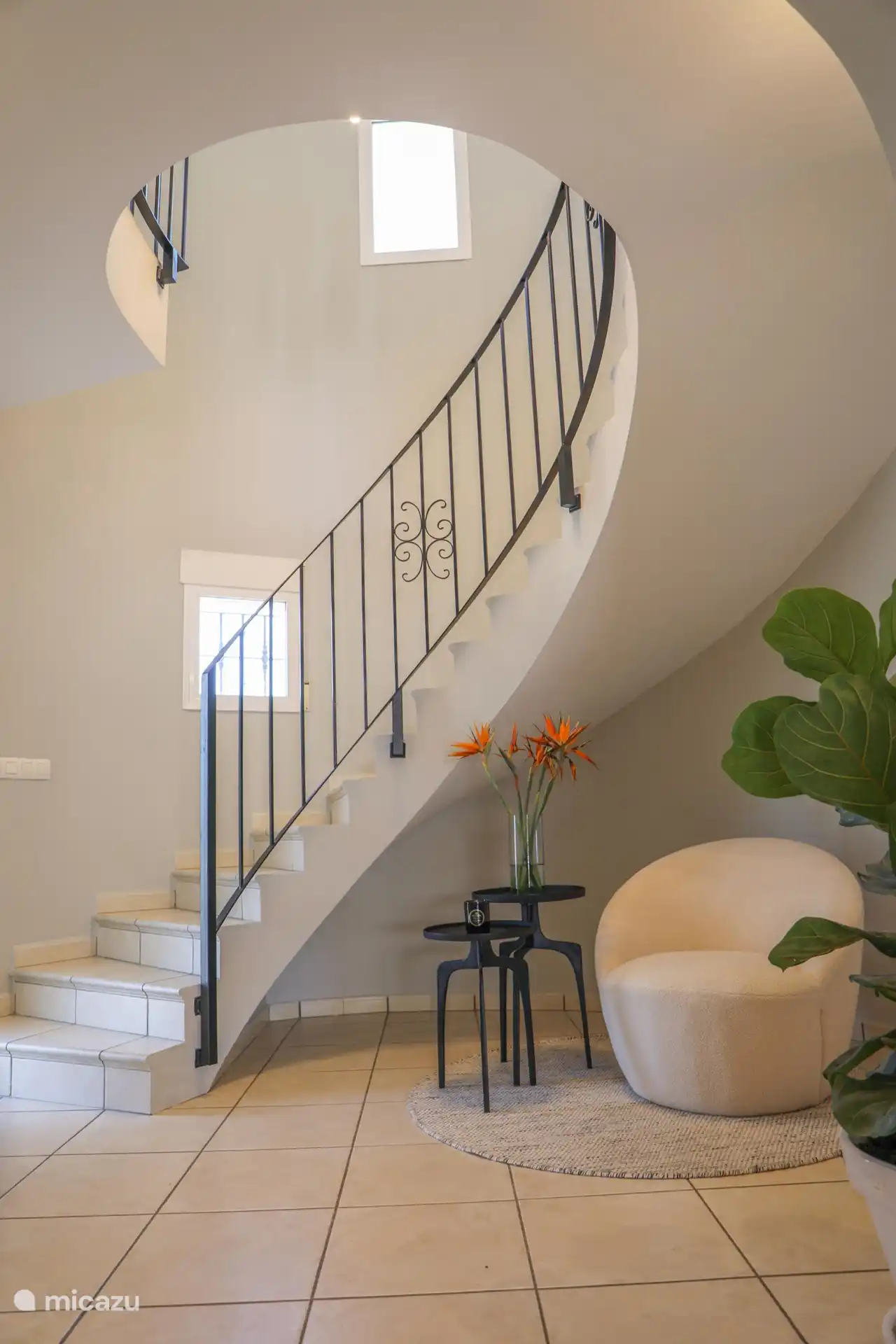 Schicke Halle mit Treppe nach oben.