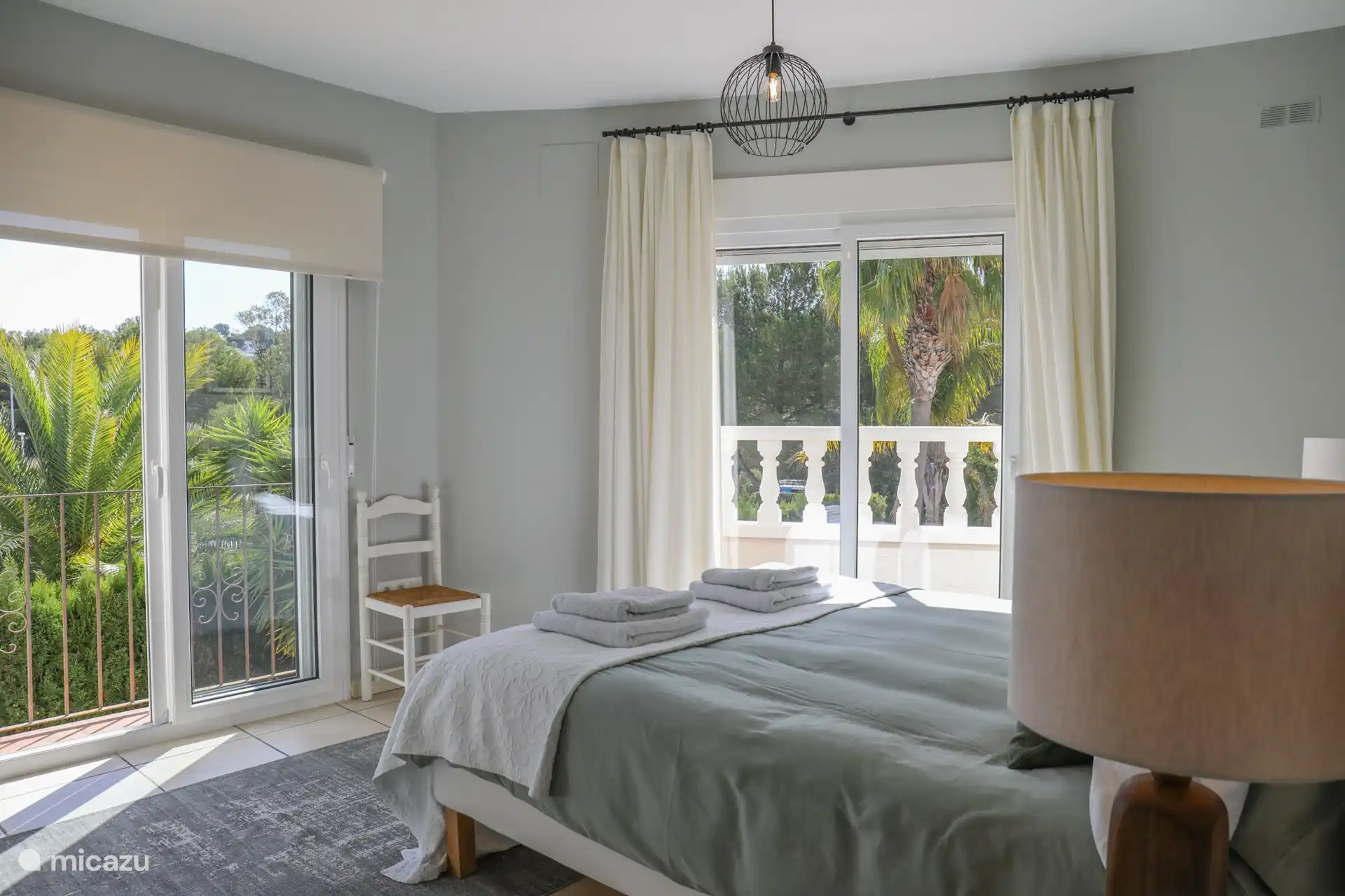 Schlafzimmer 2 mit Doppelbett und Blick auf den Garten.