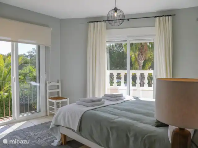 Villa Tordanxa | Espagne, Costa Blanca, Jávea - maison de vacances Chambre 2 avec un lit double et vue sur le jardin.