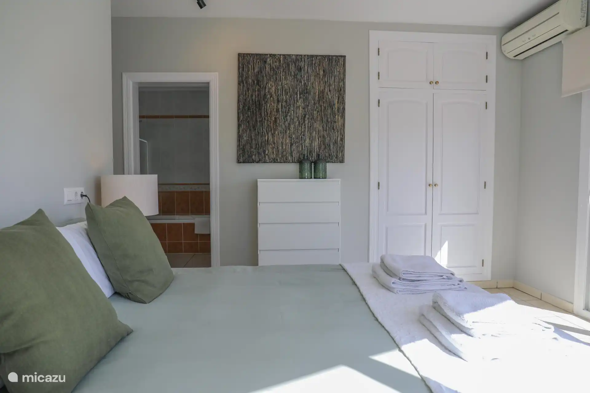 Schlafzimmer 2 mit Doppelbett und Badezimmer 2.