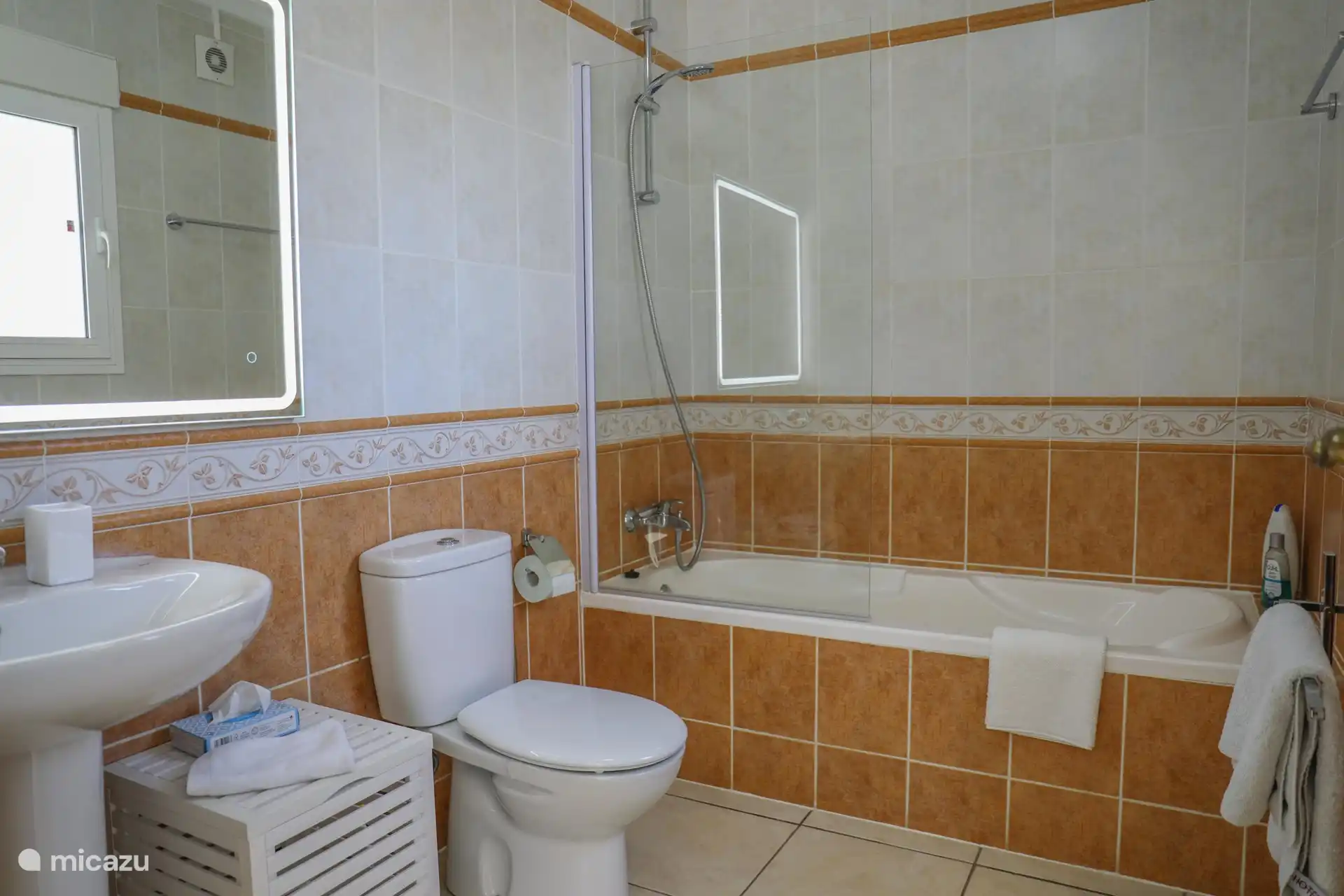 Badezimmer 2 mit Badewanne und Dusche.