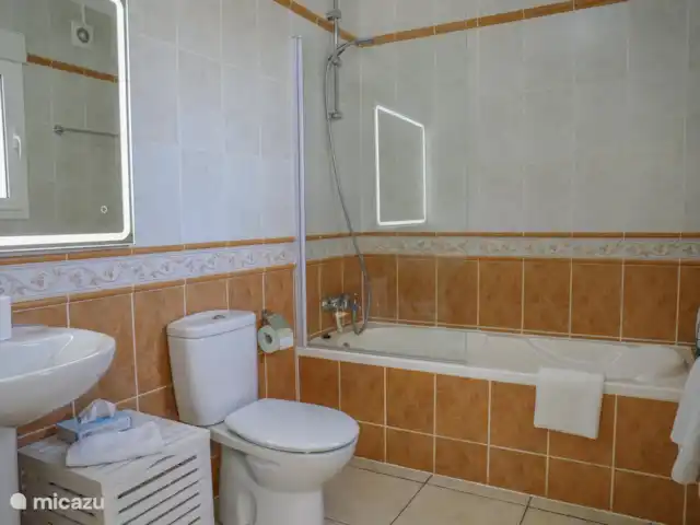 Villa Tordanxa | Espagne, Costa Blanca, Jávea - maison de vacances Salle de bain 2 avec baignoire et douche.