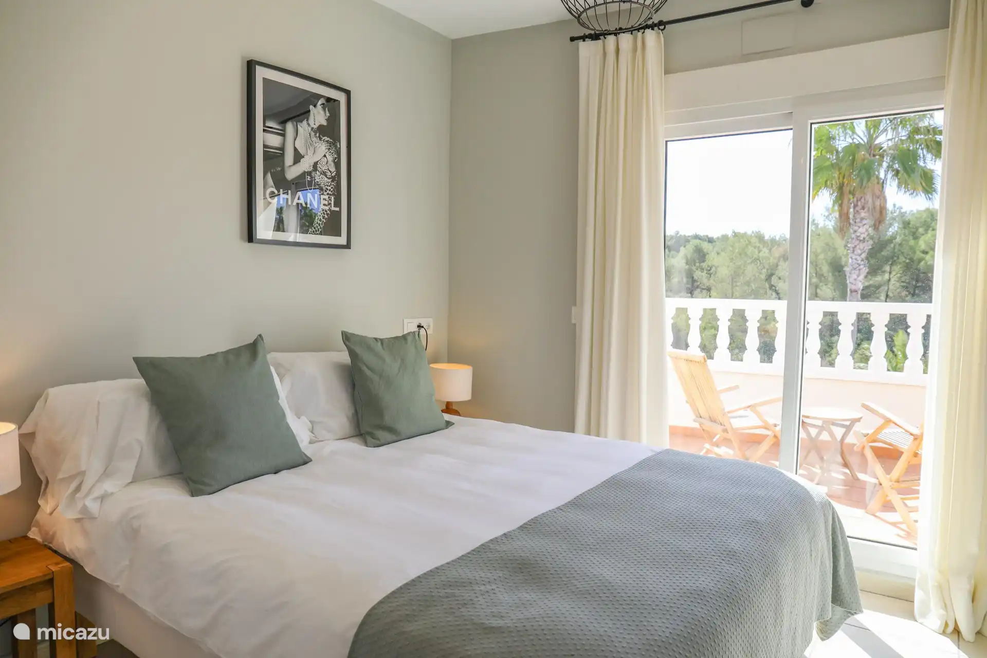 Schlafzimmer 3 mit Doppelbett und Tür zur Terrasse.