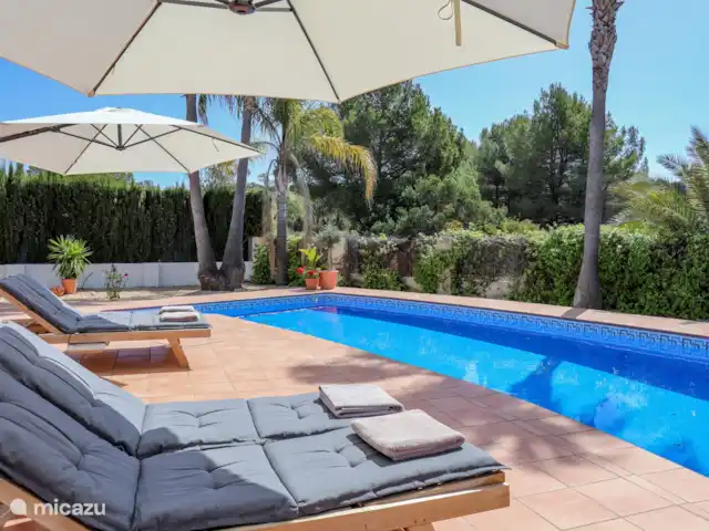 Villa Tordanxa | Espagne, Costa Blanca, Jávea - maison de vacances Transats au bord de la piscine privée.