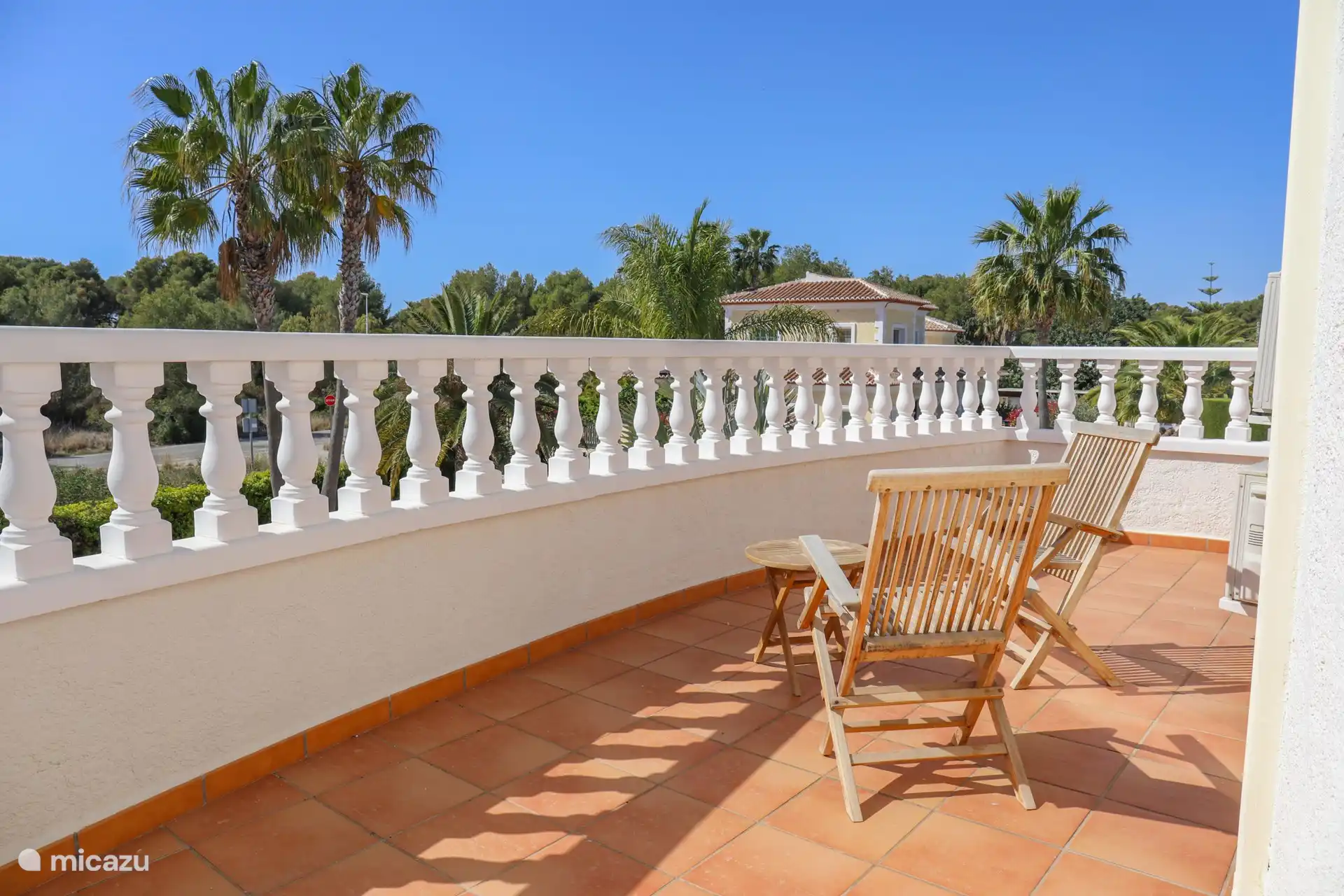 Terrasse an der Vorderseite der Villa mit Blick auf den Garten.