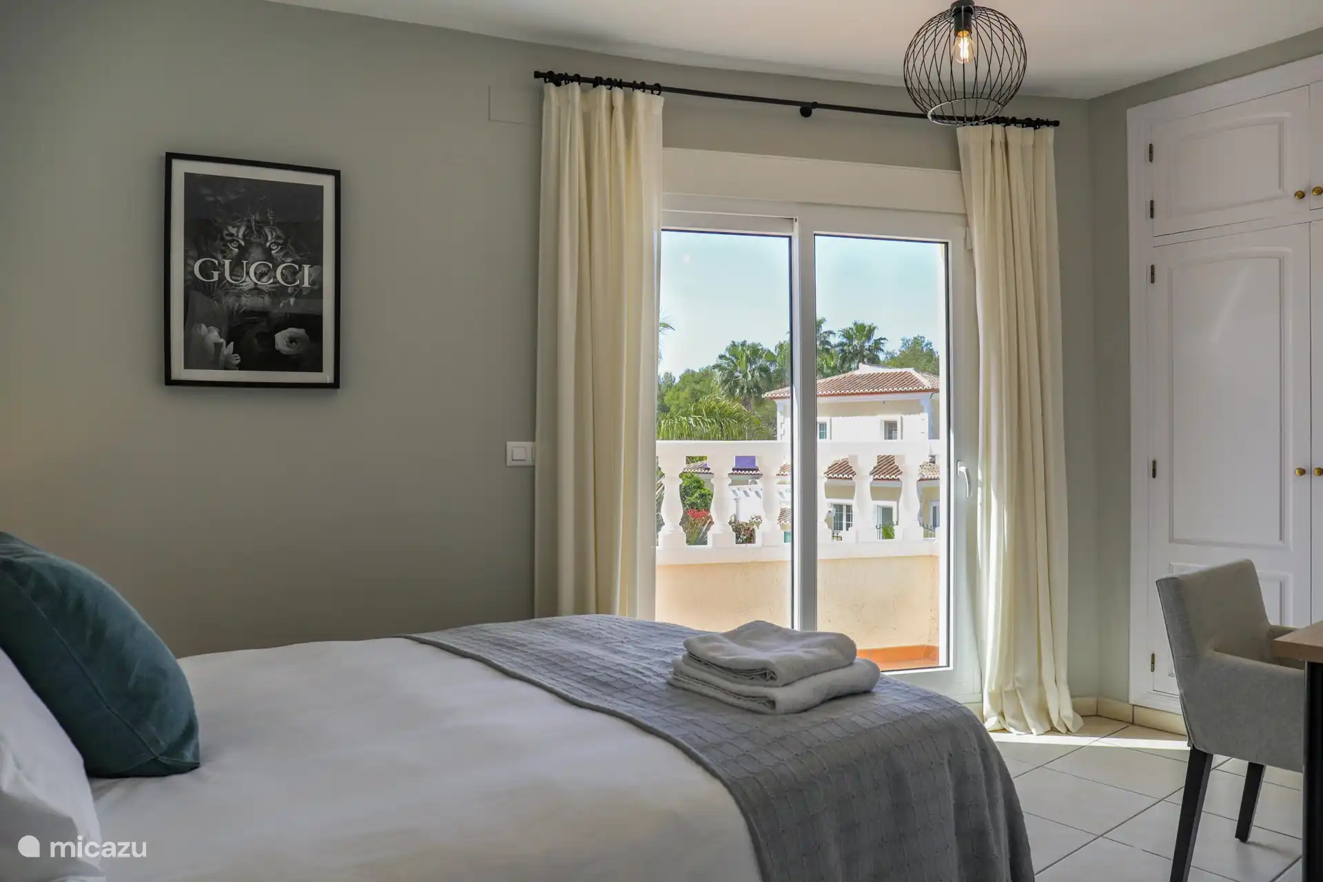 Schlafzimmer 4 mit Doppelbett und Tür zur Terrasse.