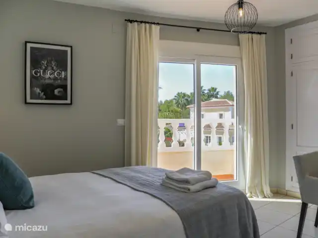 Villa Tordanxa | Espagne, Costa Blanca, Jávea - maison de vacances Chambre 4 avec lit double et porte donnant sur terrasse.