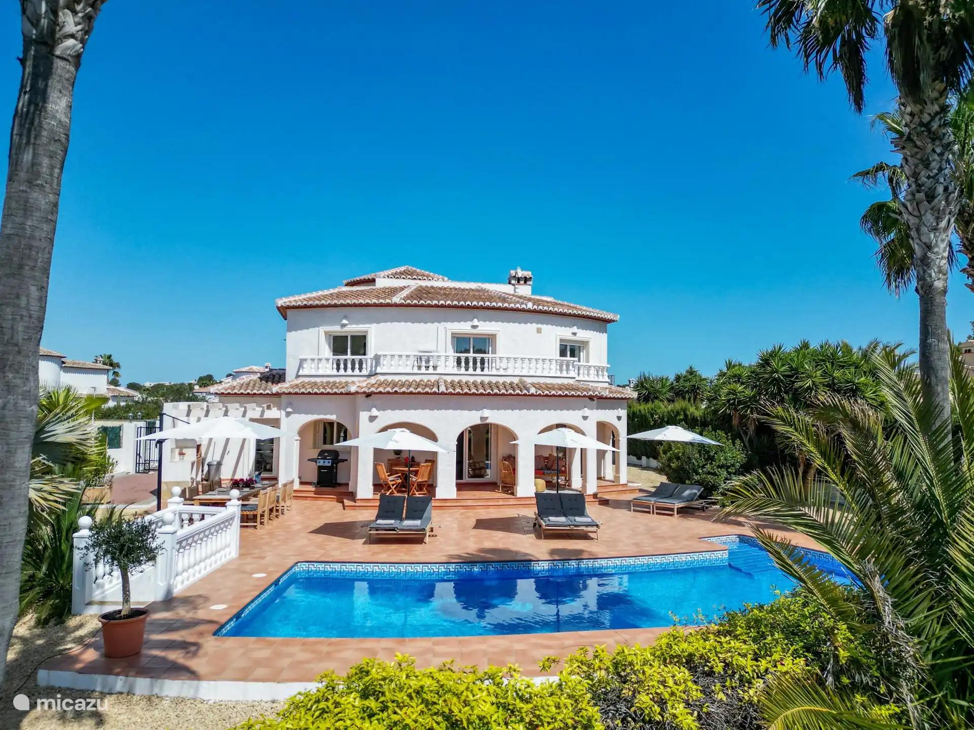 Genießen Sie den Garten mit privatem Pool.