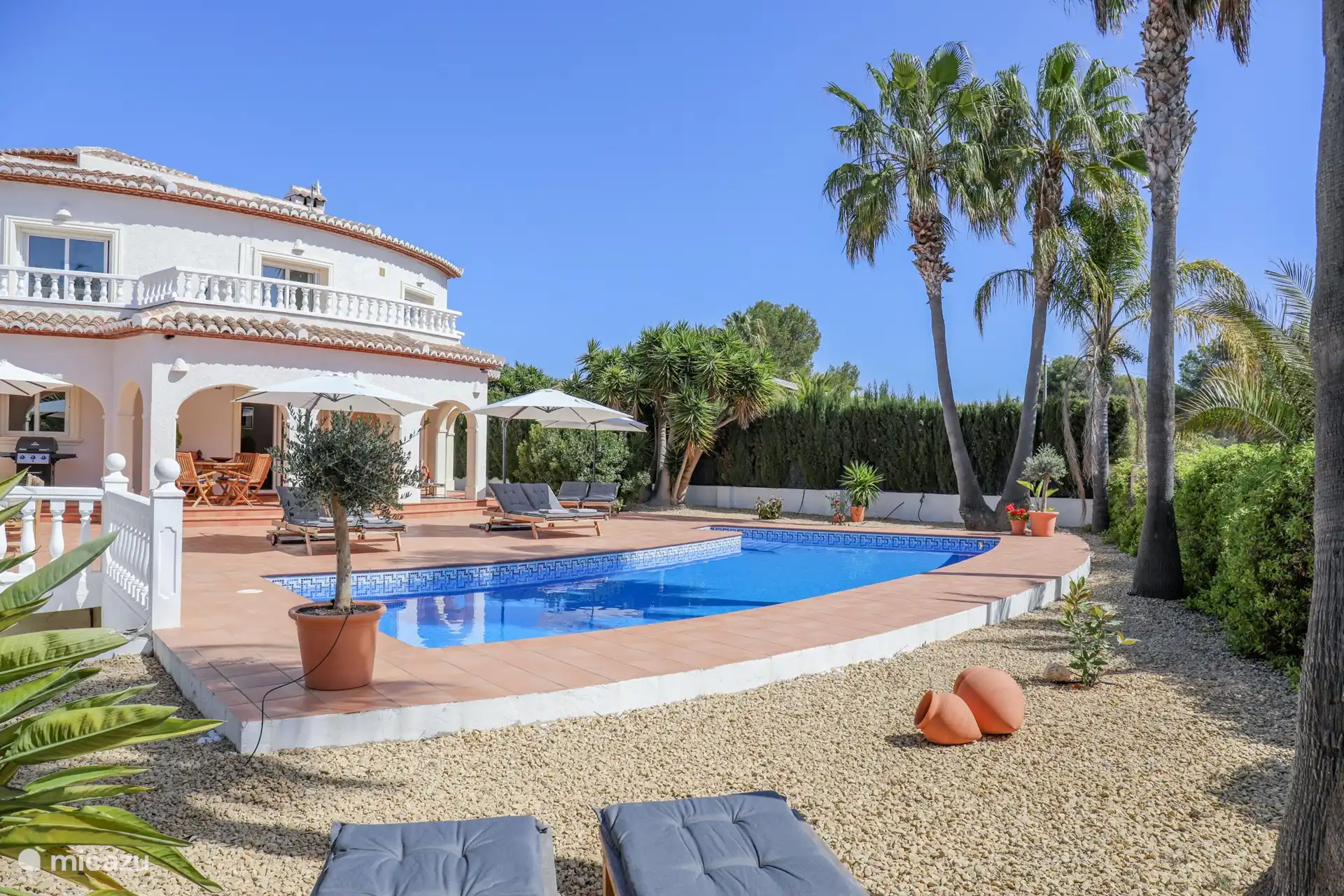 Viele Plätze zum Sitzen in der Sonne und im Schatten.