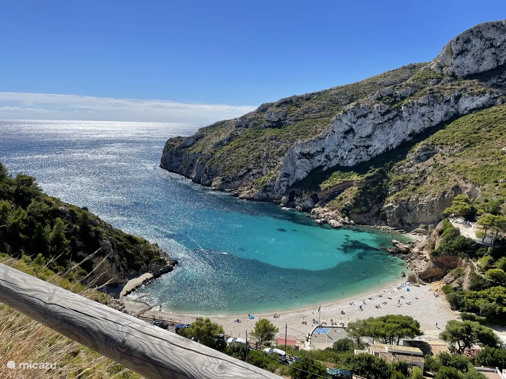 Der Strand Playa La Granadella ist 3,5 km entfernt